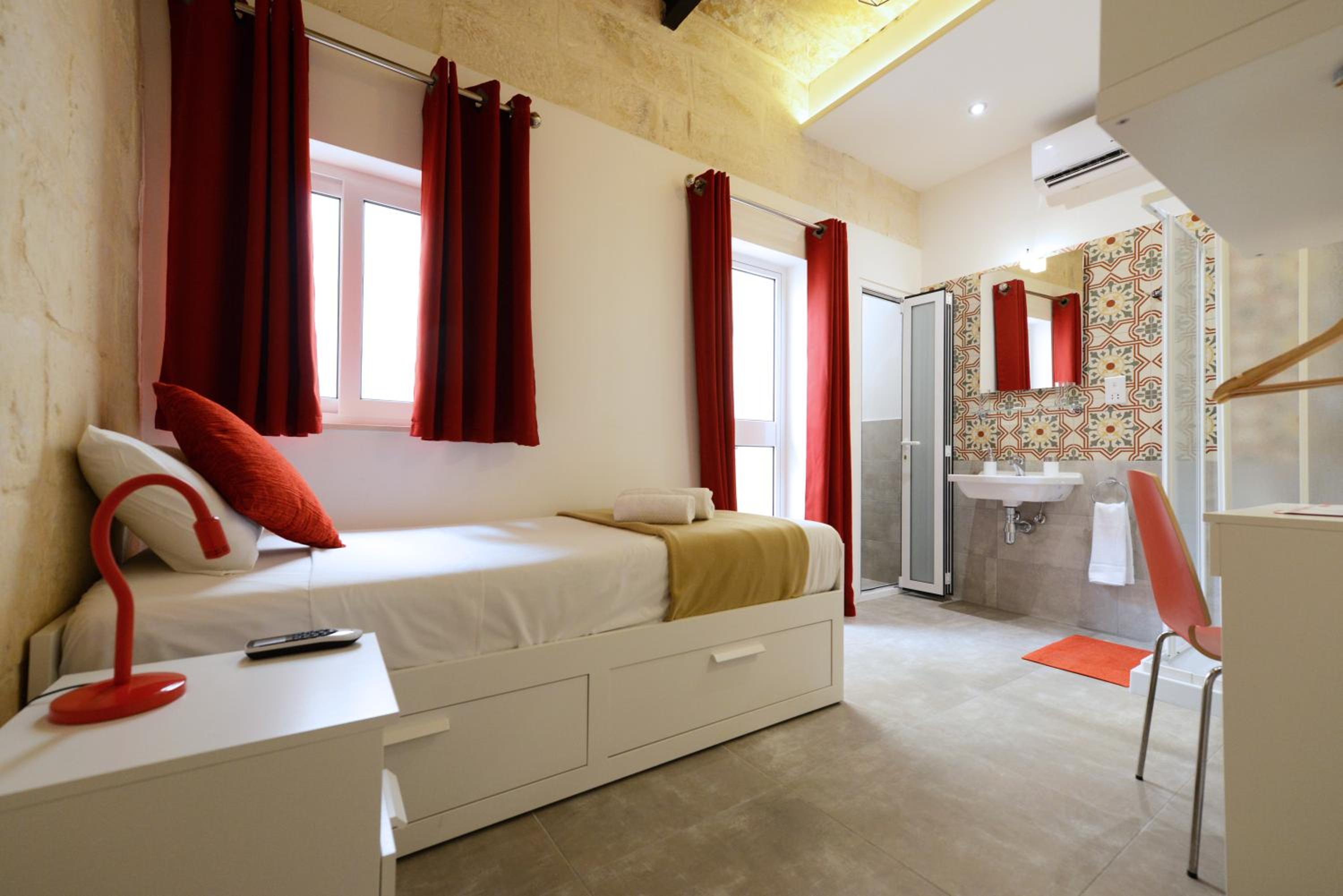 Lovely House Private Rooms by Vallettastay view 5
