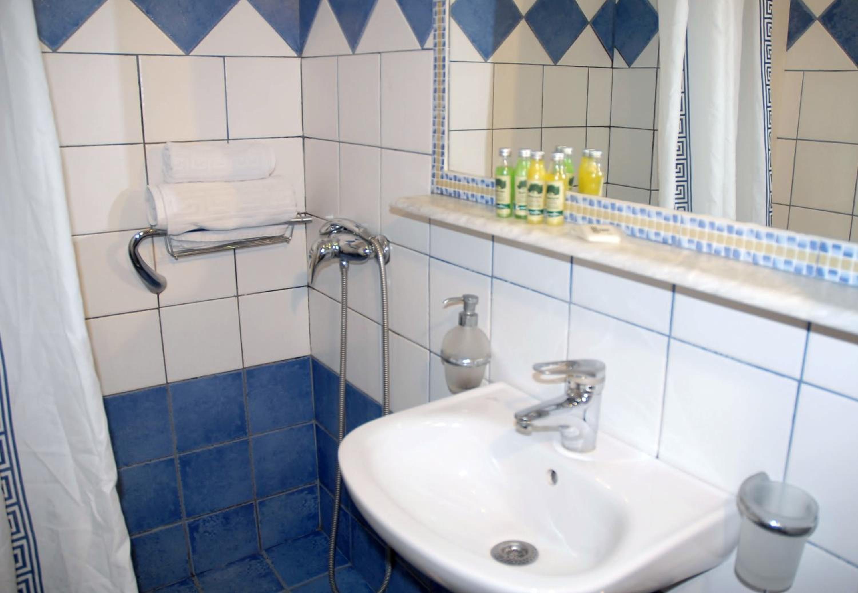 Aria Hotel Samos Town apartahotel con vistas al mar — bathroom