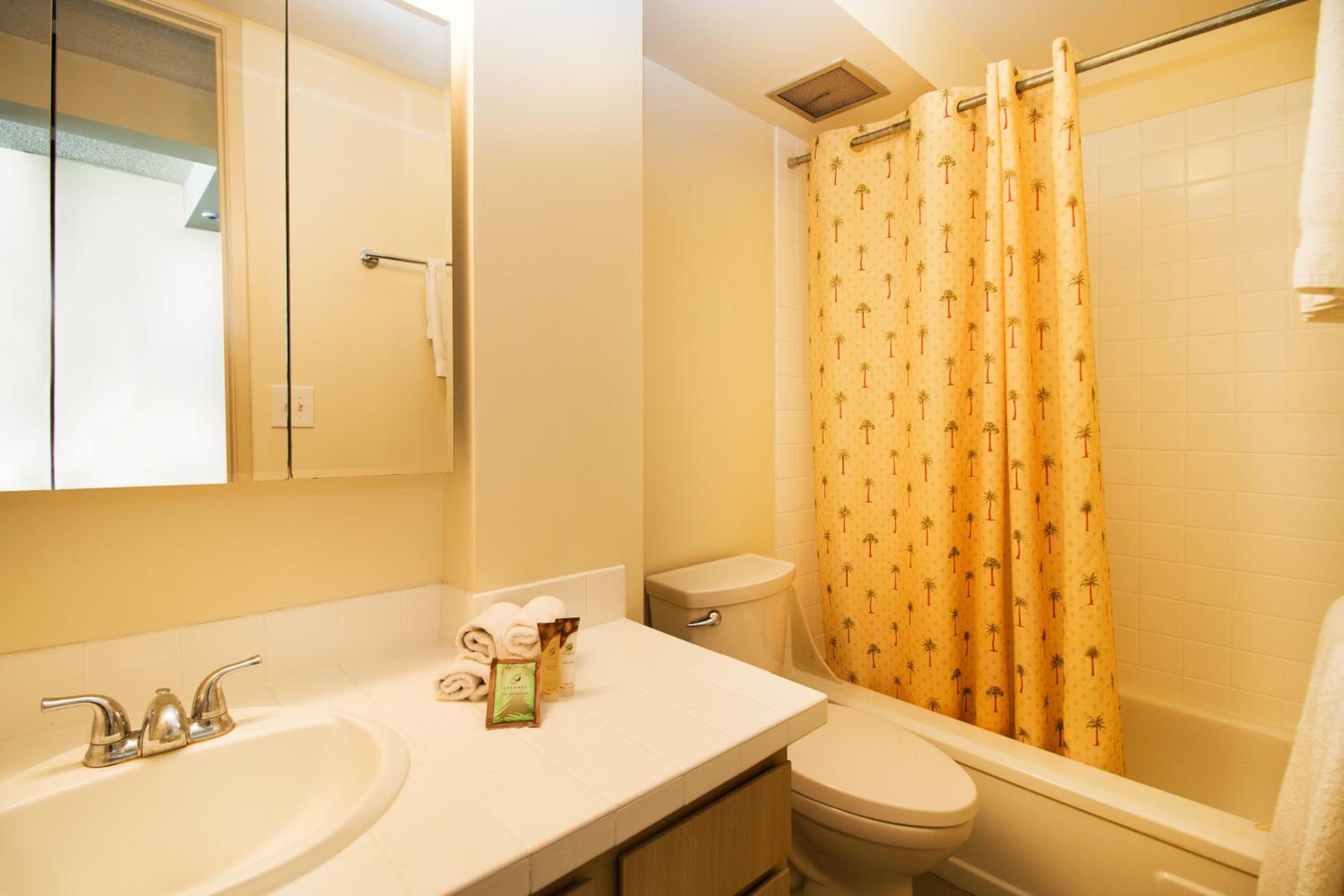 Ocean View Studio, Near Waikiki Beach view 5