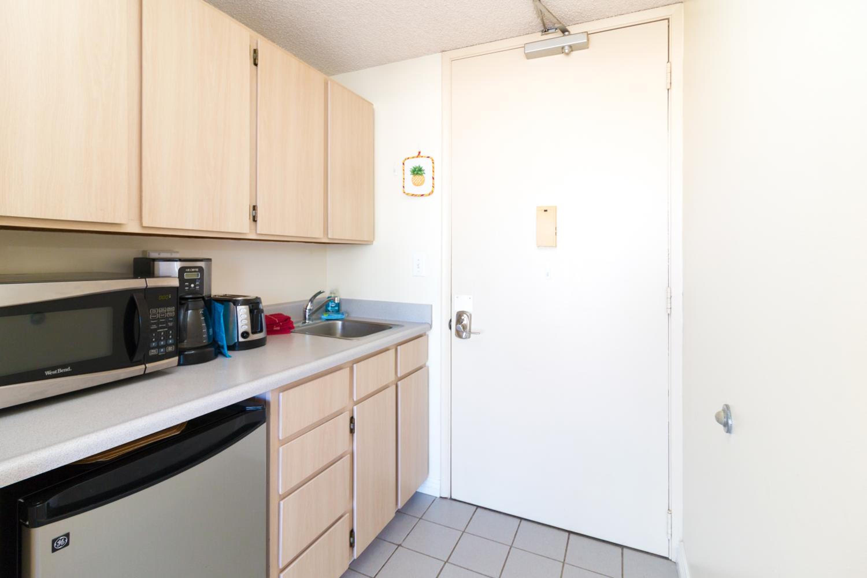 Ocean View Studio, Near Waikiki Beach view 2