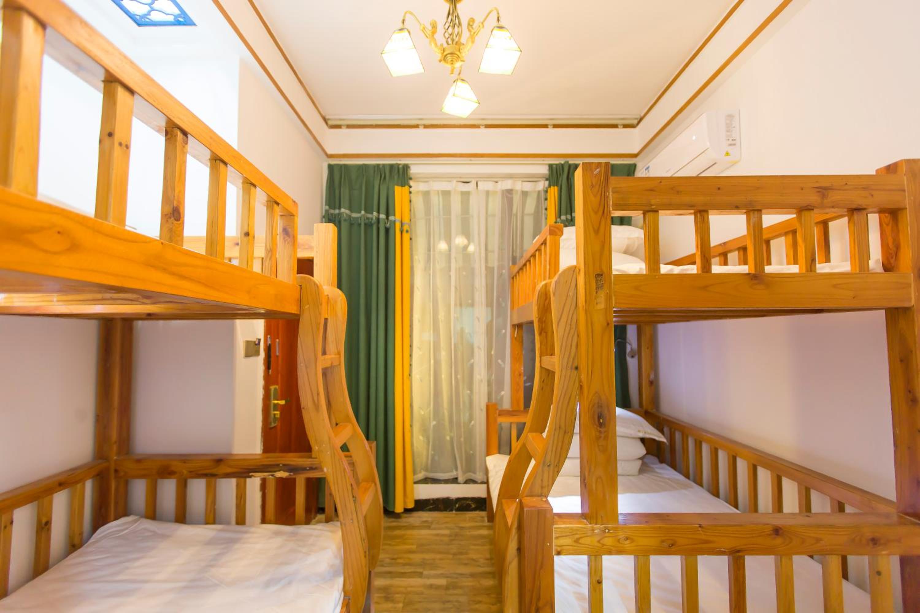 Edinburgh Hostel - Coffee bar - Western breakfast -Travel expert -Good location-English reception-Ticket service-Tourism planing-Laundry-Camara-Drone gopro