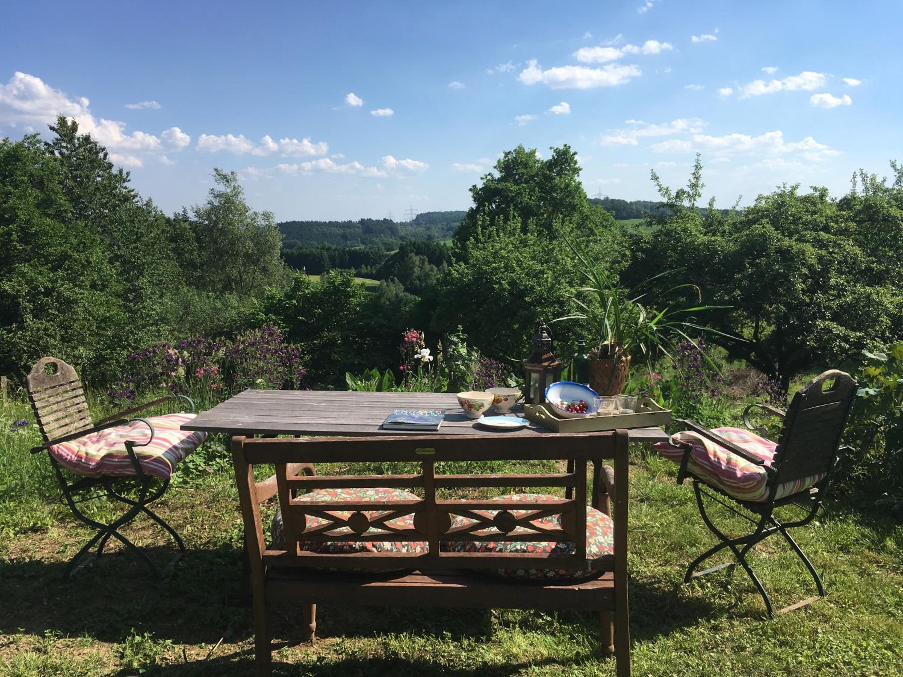 Kleine Villa im wilden Garten