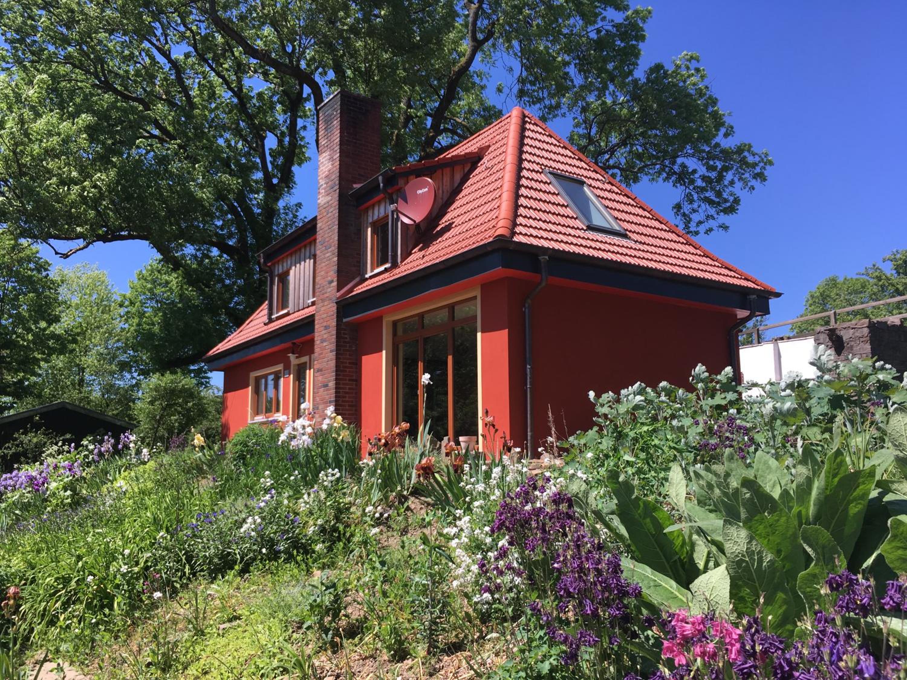 Kleine Villa im wilden Garten
