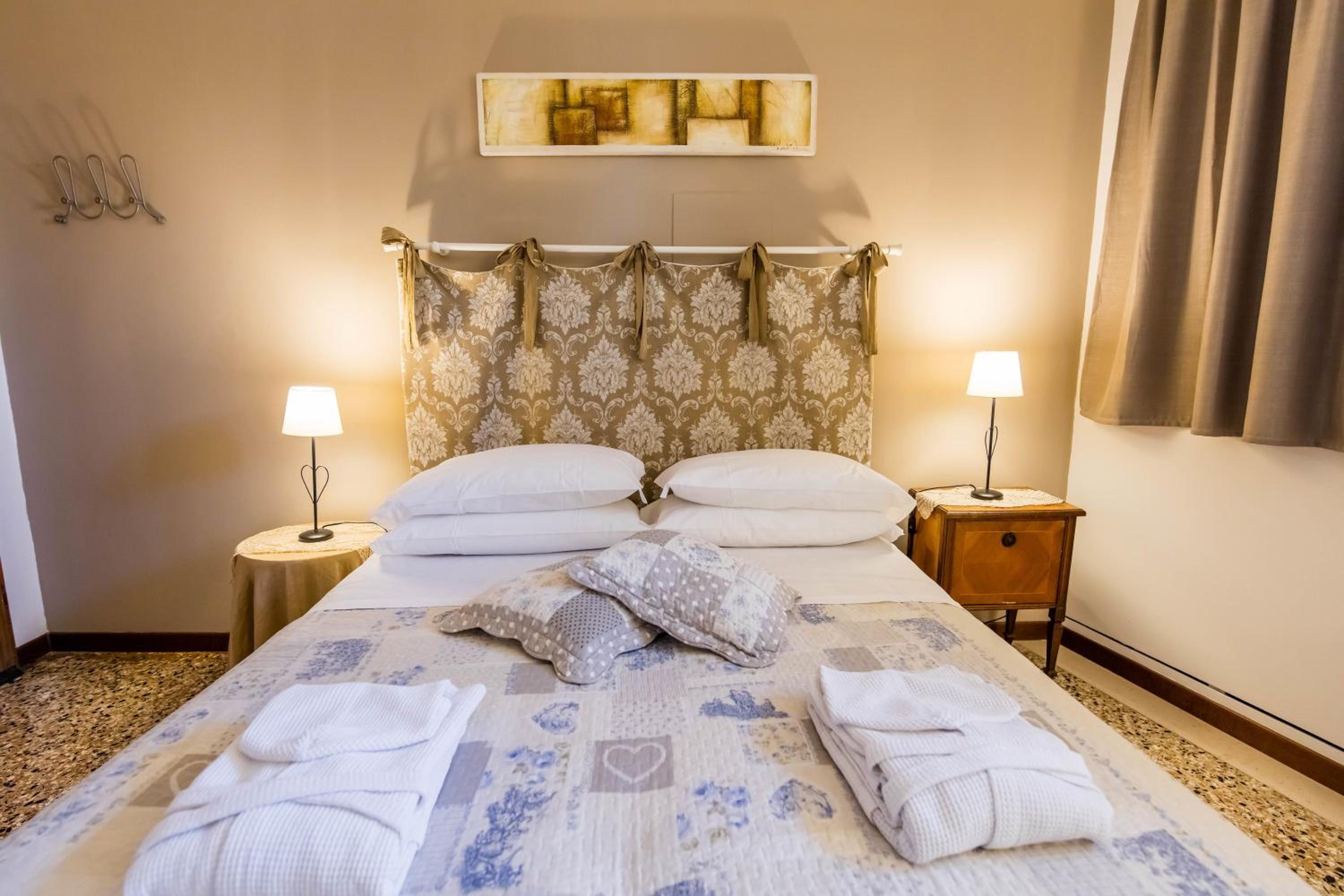 Venice and Venice Apartments - private rooms in shared apartment