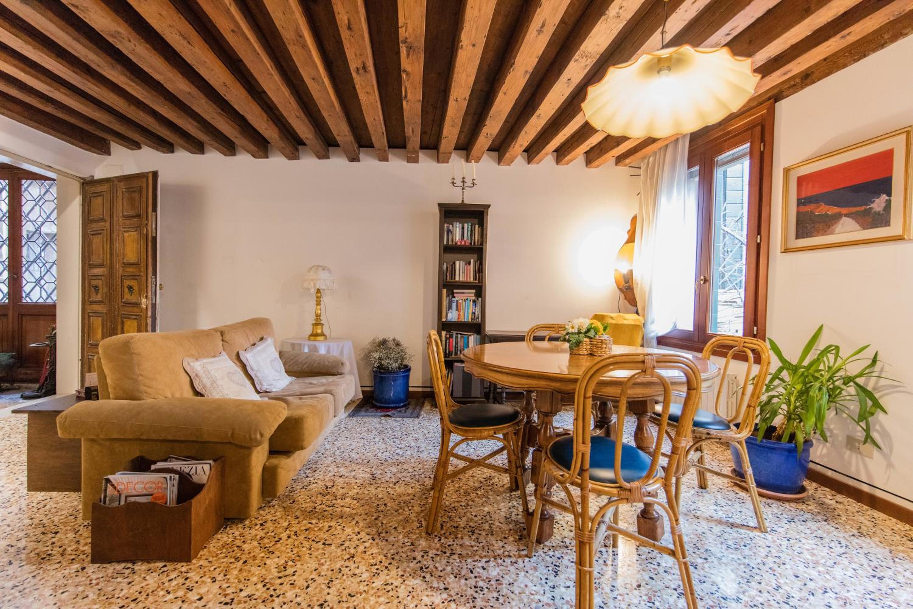 Venice and Venice Apartments - private rooms in shared apartment