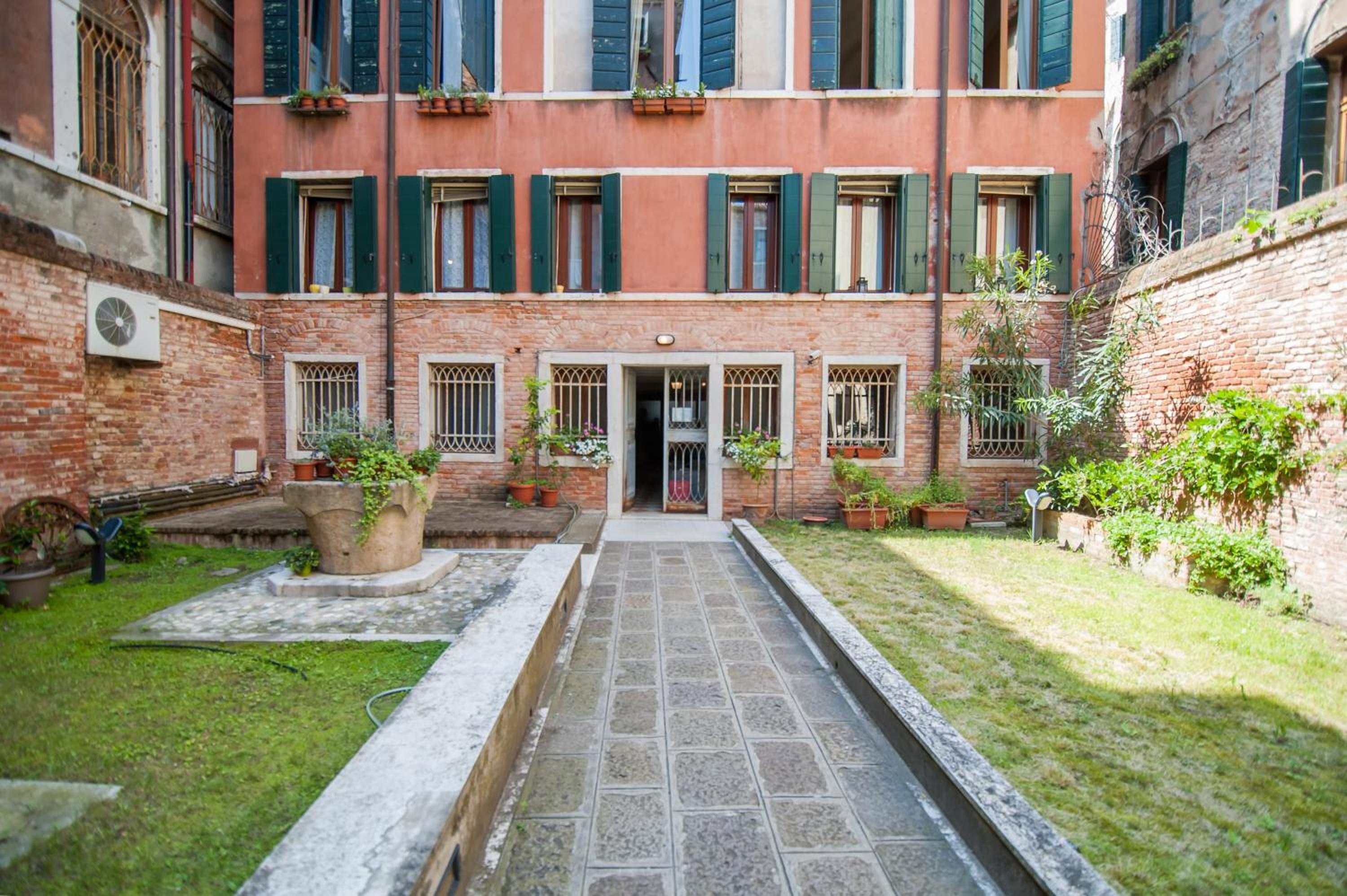 Venice and Venice Apartments - private rooms in shared apartment