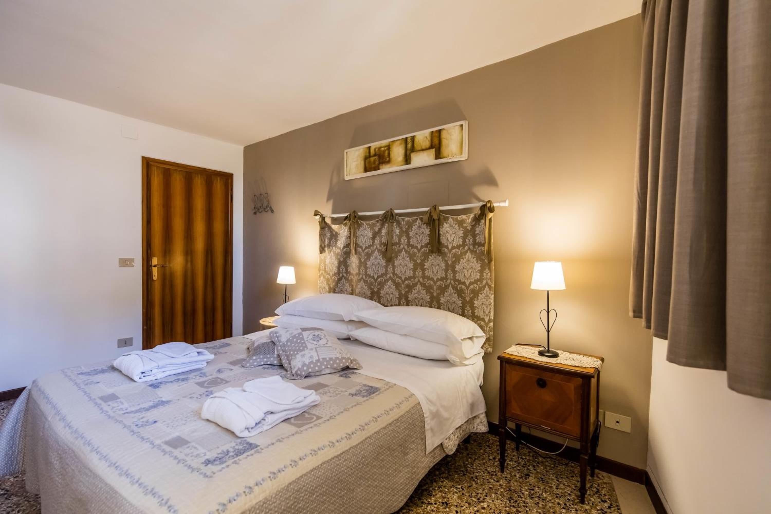 Venice and Venice Apartments - private rooms in shared apartment