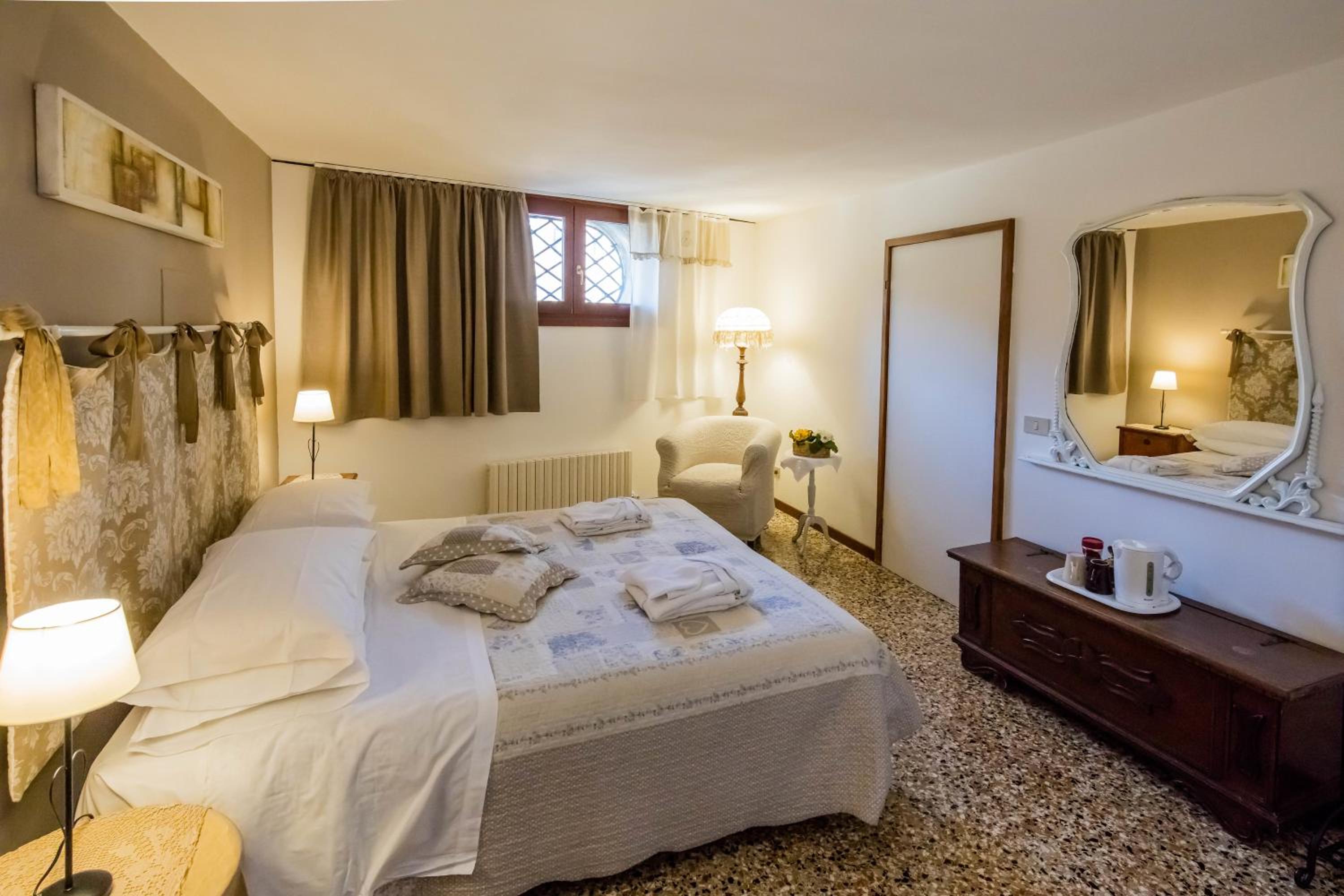 Venice and Venice Apartments - private rooms in shared apartment