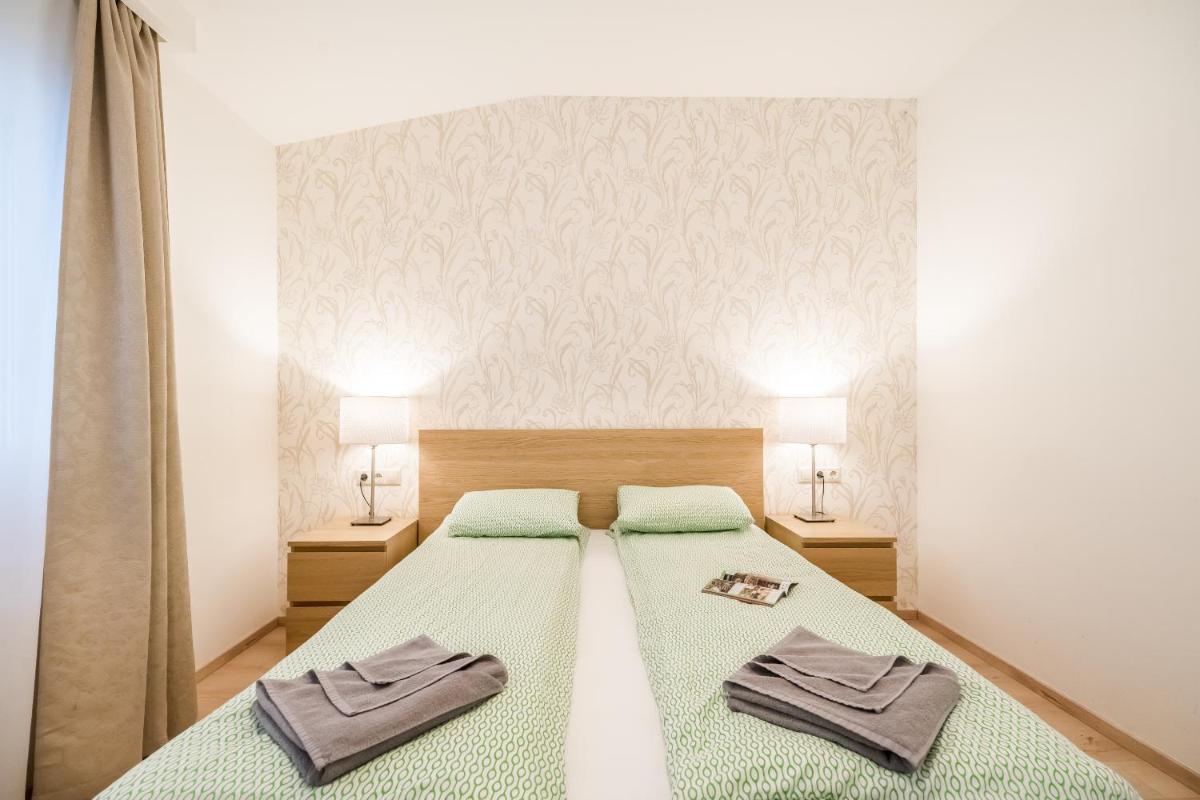 The Lion's Loft Apartment - 4BR & 3BA - Terrace - AC view 2