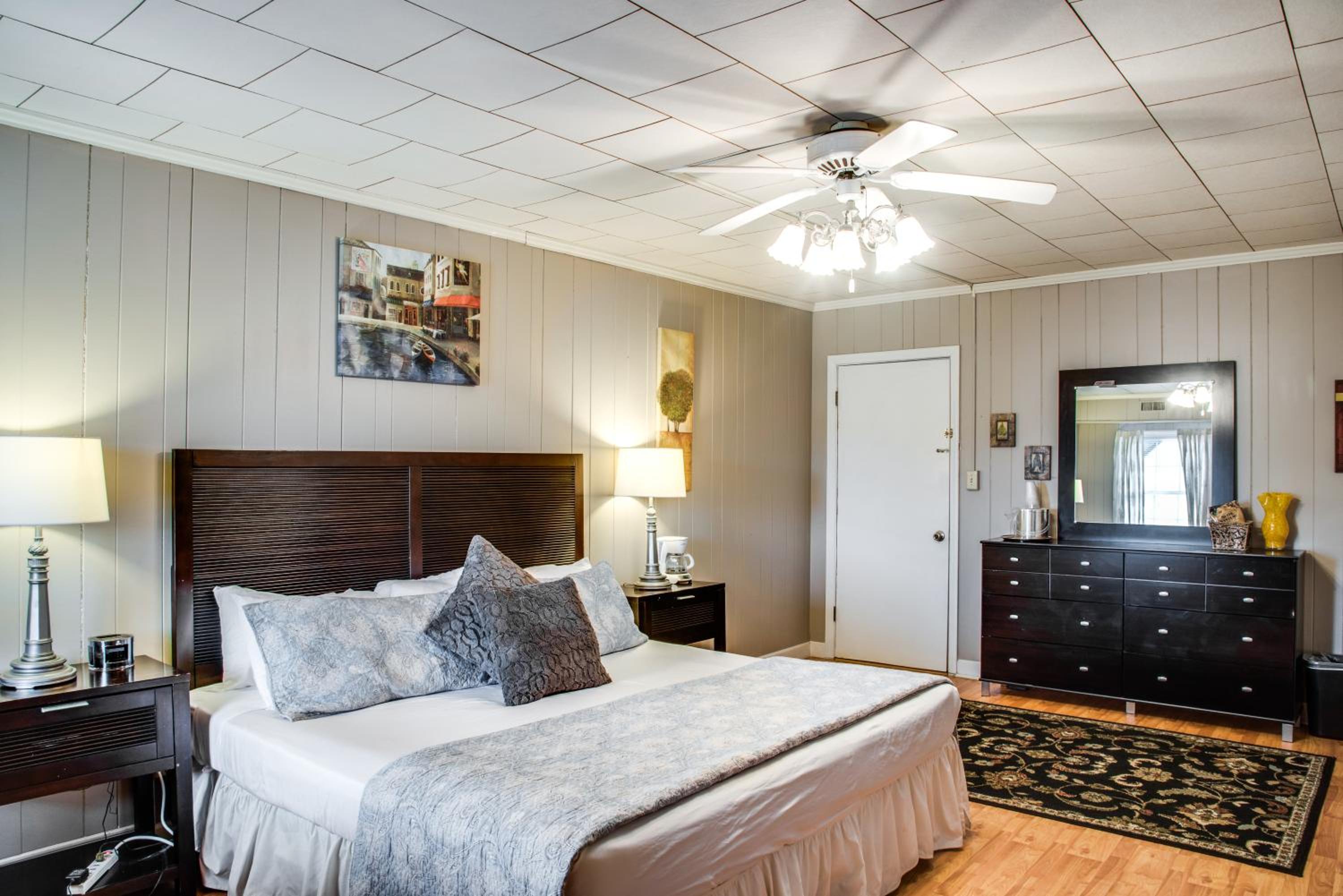 Cliff Dwellers Inn