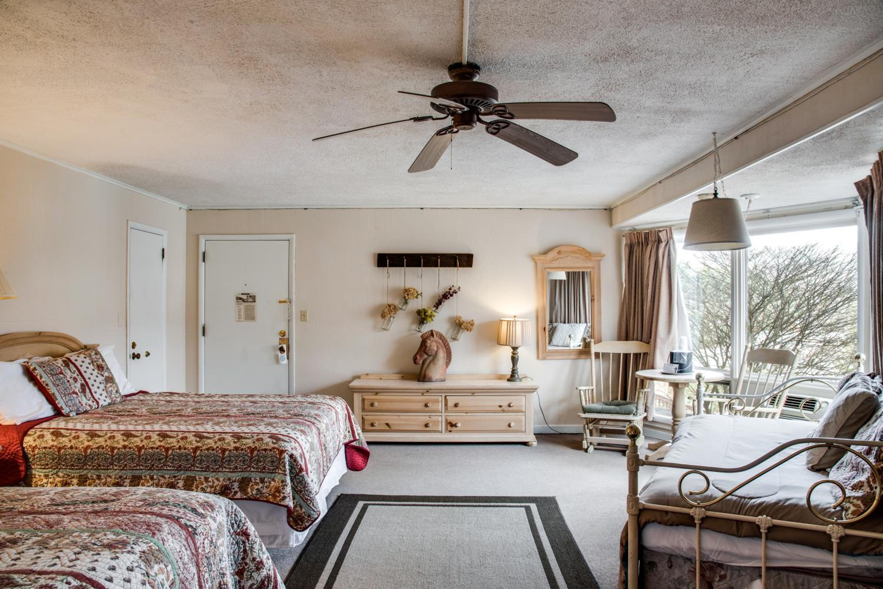 Cliff Dwellers Inn