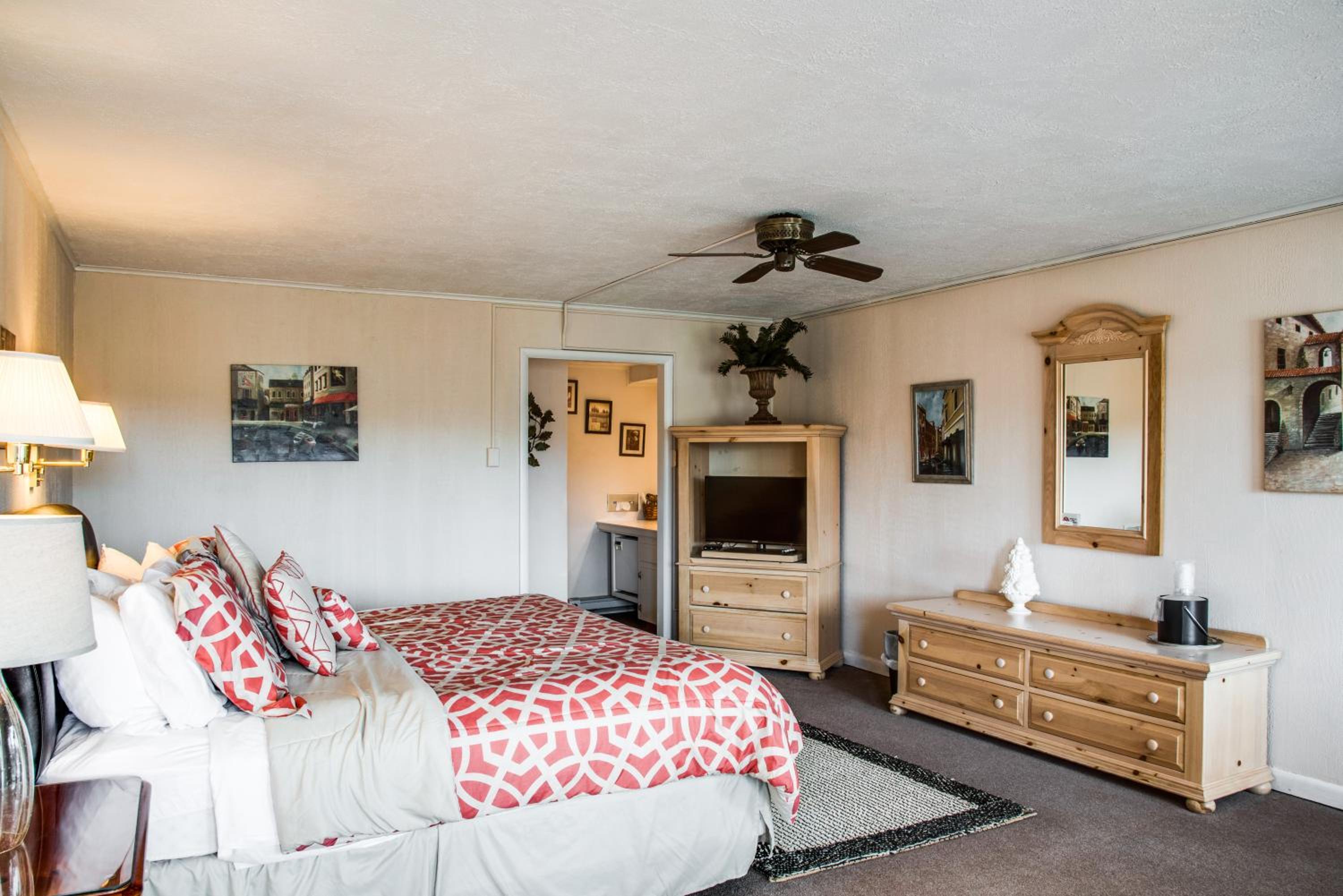 Cliff Dwellers Inn