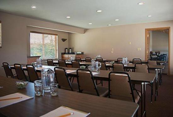 River House Inn, a Baymont by Wyndham