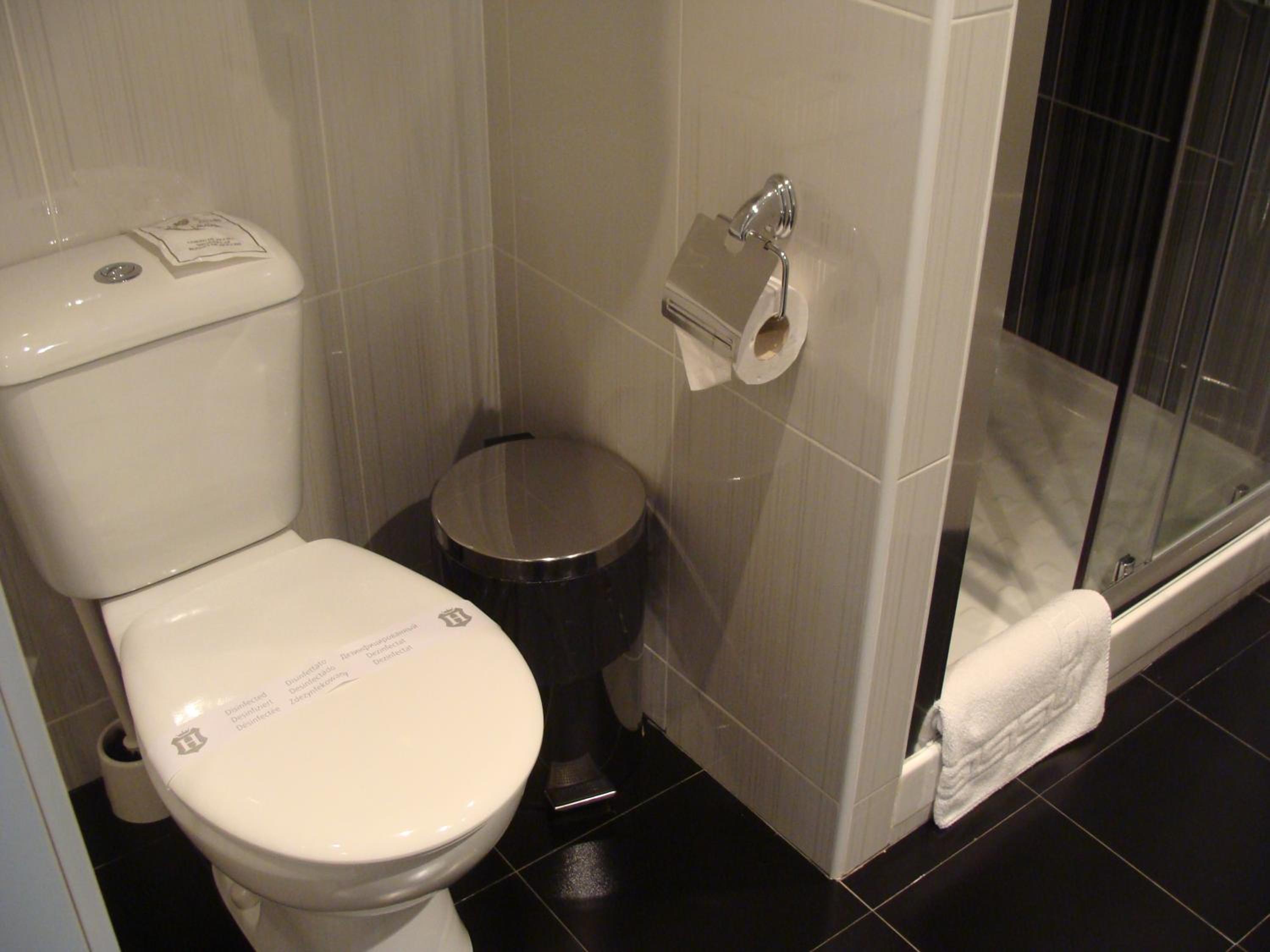 Hostal JQ Madrid 1 en Madrid — bathroom