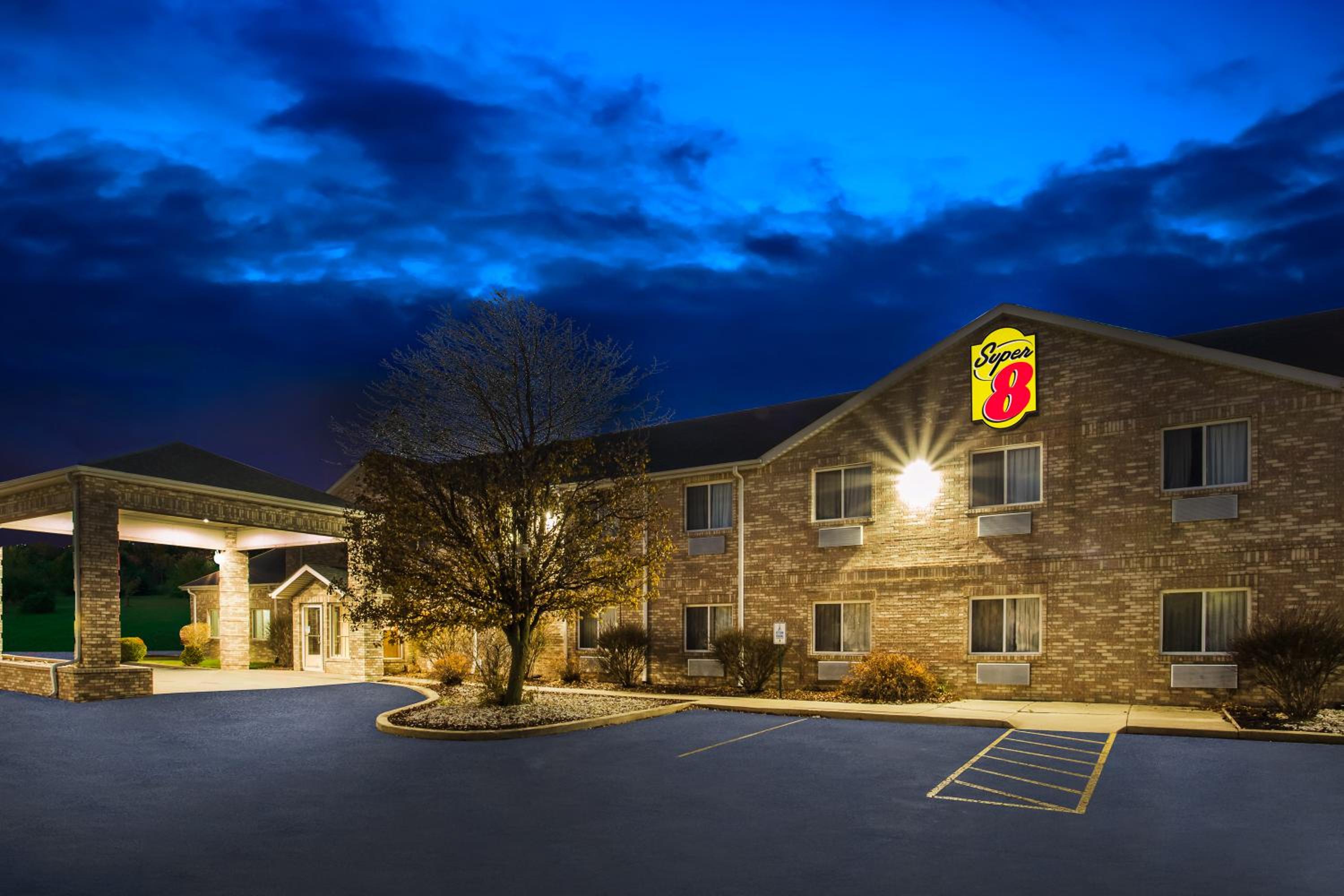 Super 8 by Wyndham Remington - Property Image 3