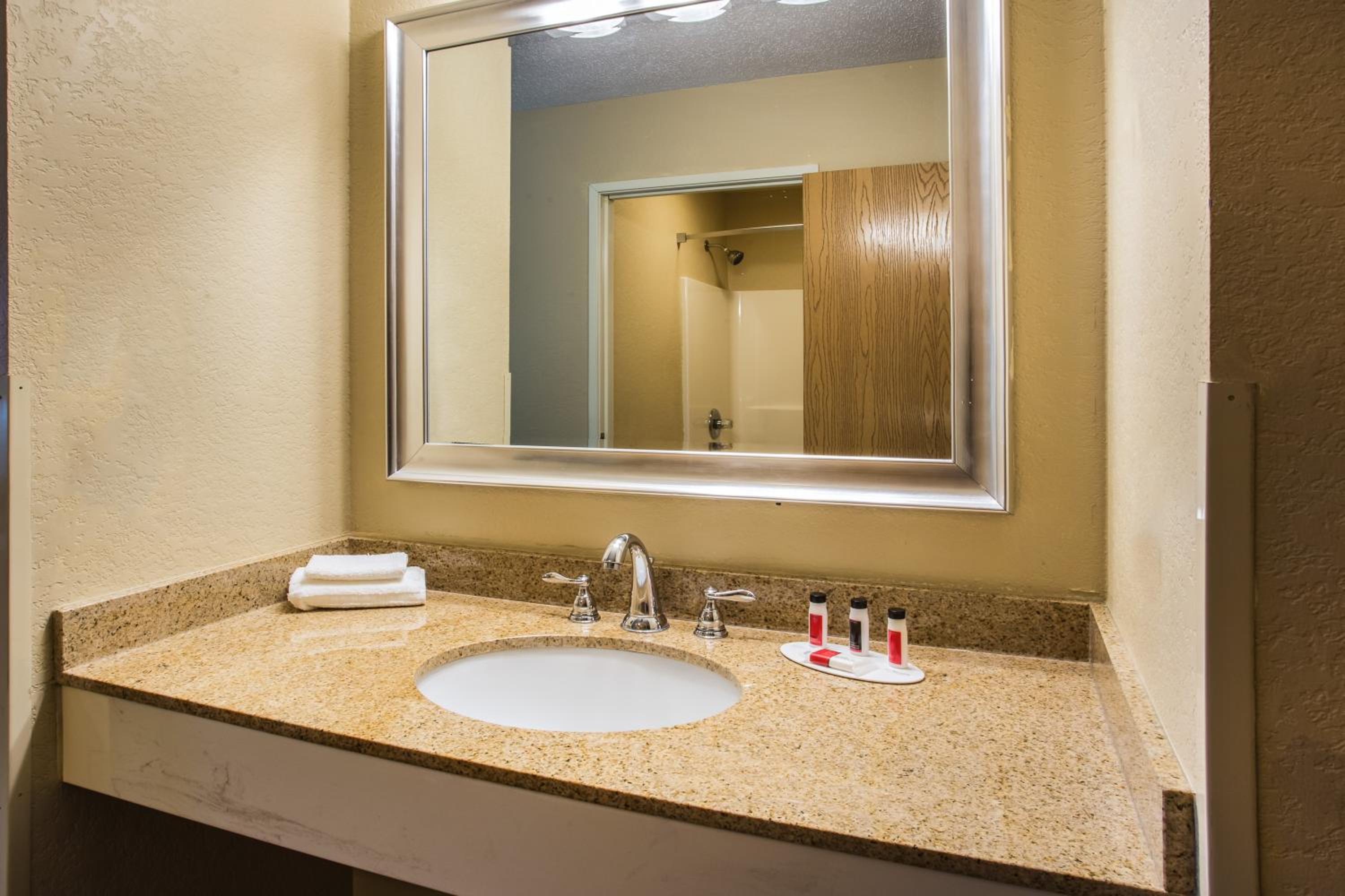 Super 8 by Wyndham Remington - Property Image 10