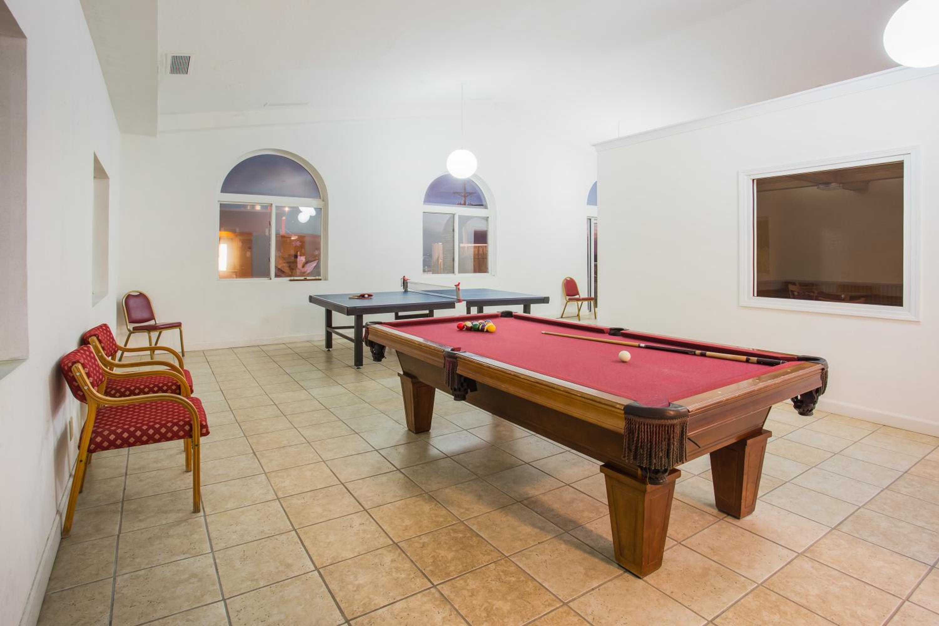 Super 8 by Wyndham Remington - Property Image 8