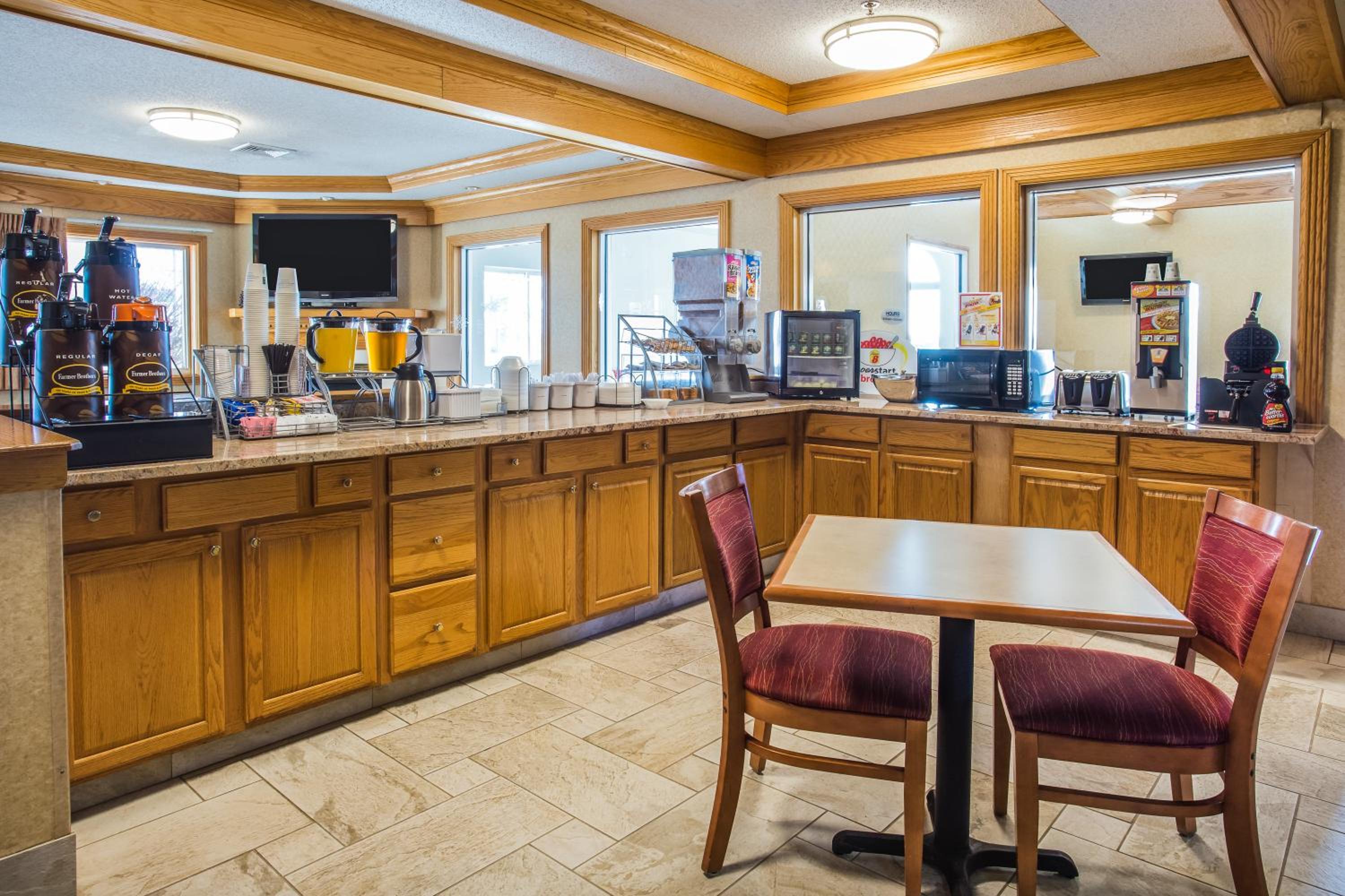 Super 8 by Wyndham Remington - Property Image 4