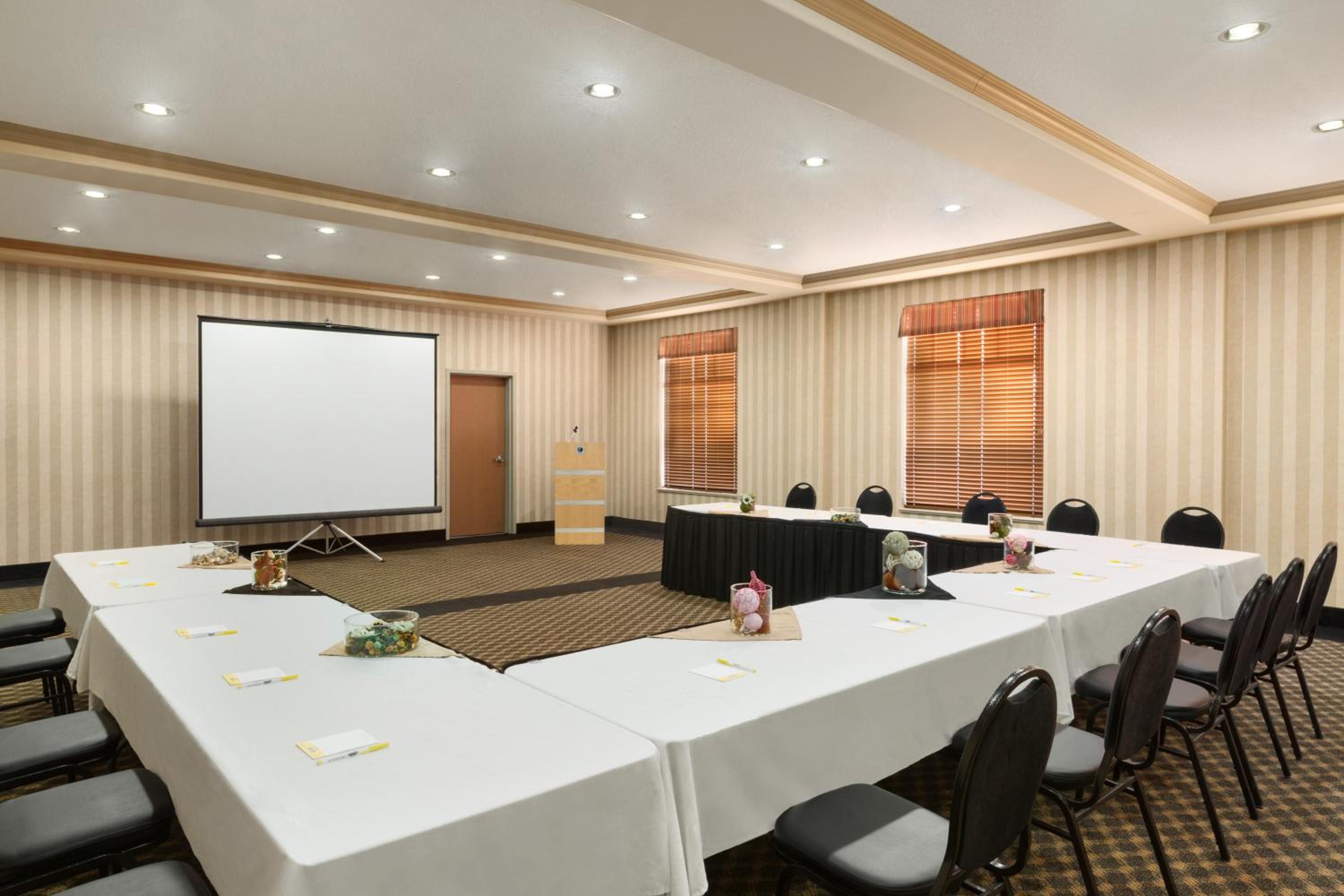 Leduc Vacations - Days Inn  Suites by Wyndham Edmonton Airport - Property Image 9