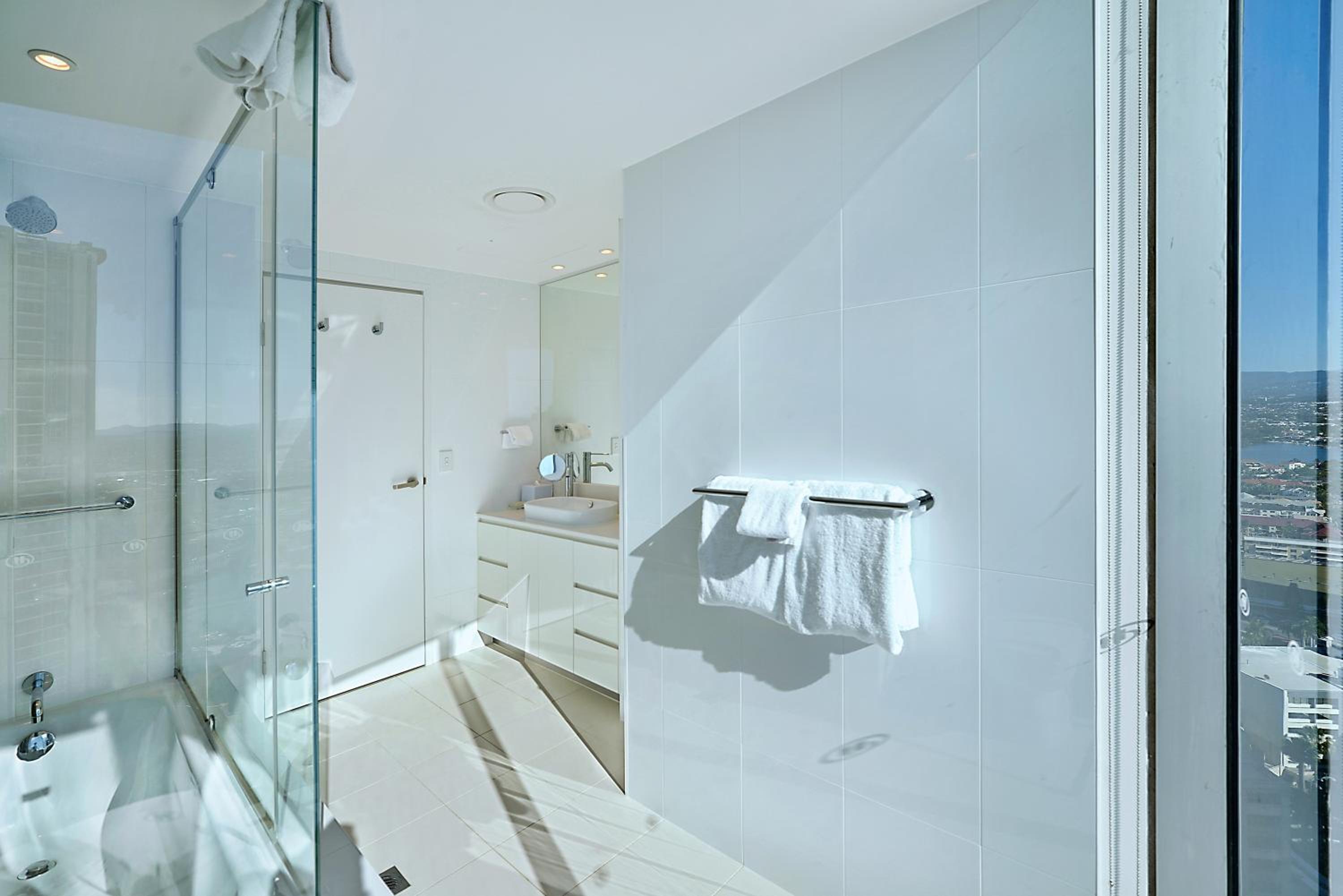 Number 1 H Residences - WiFi, Parking & More by Gold Coast Holidays