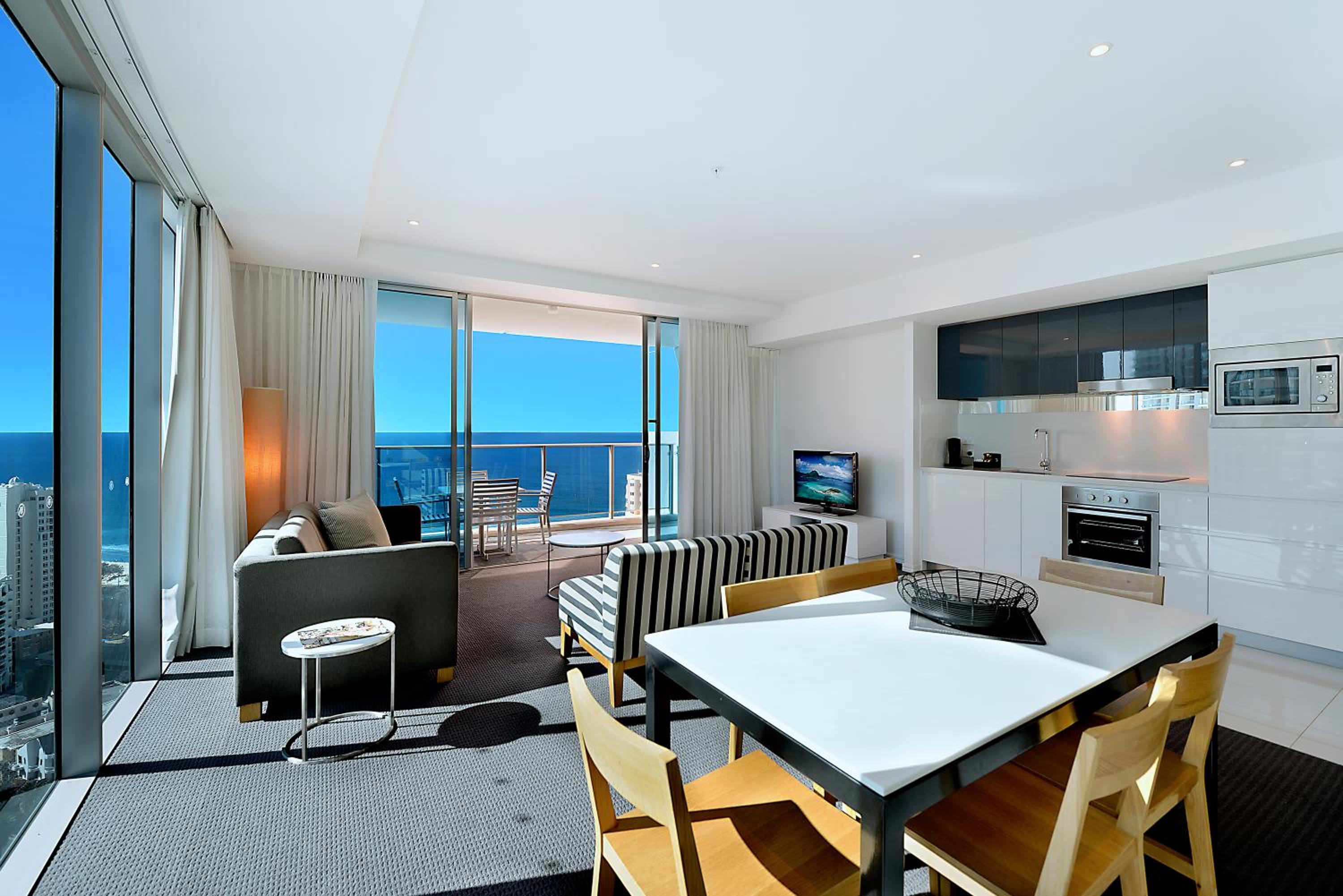 Number 1 H Residences - WiFi, Parking & More by Gold Coast Holidays