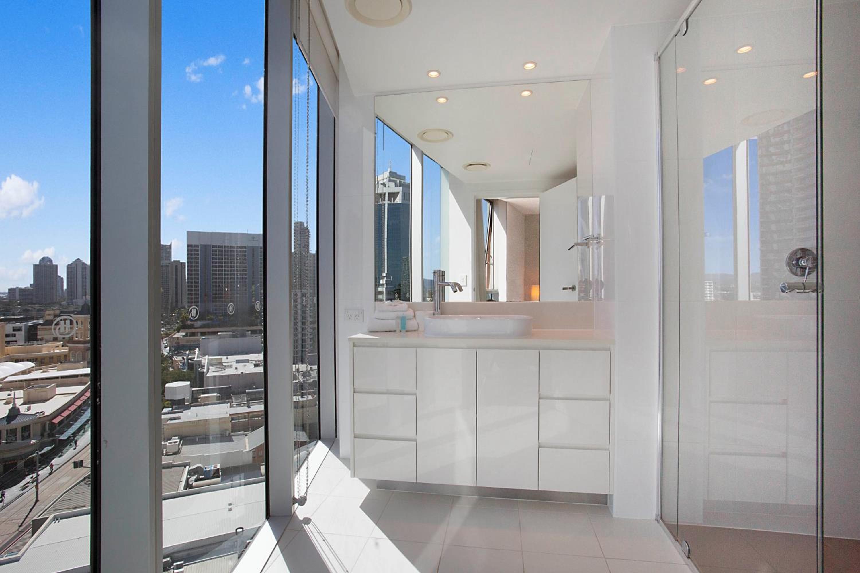Number 1 H Residences - WiFi, Parking & More by Gold Coast Holidays