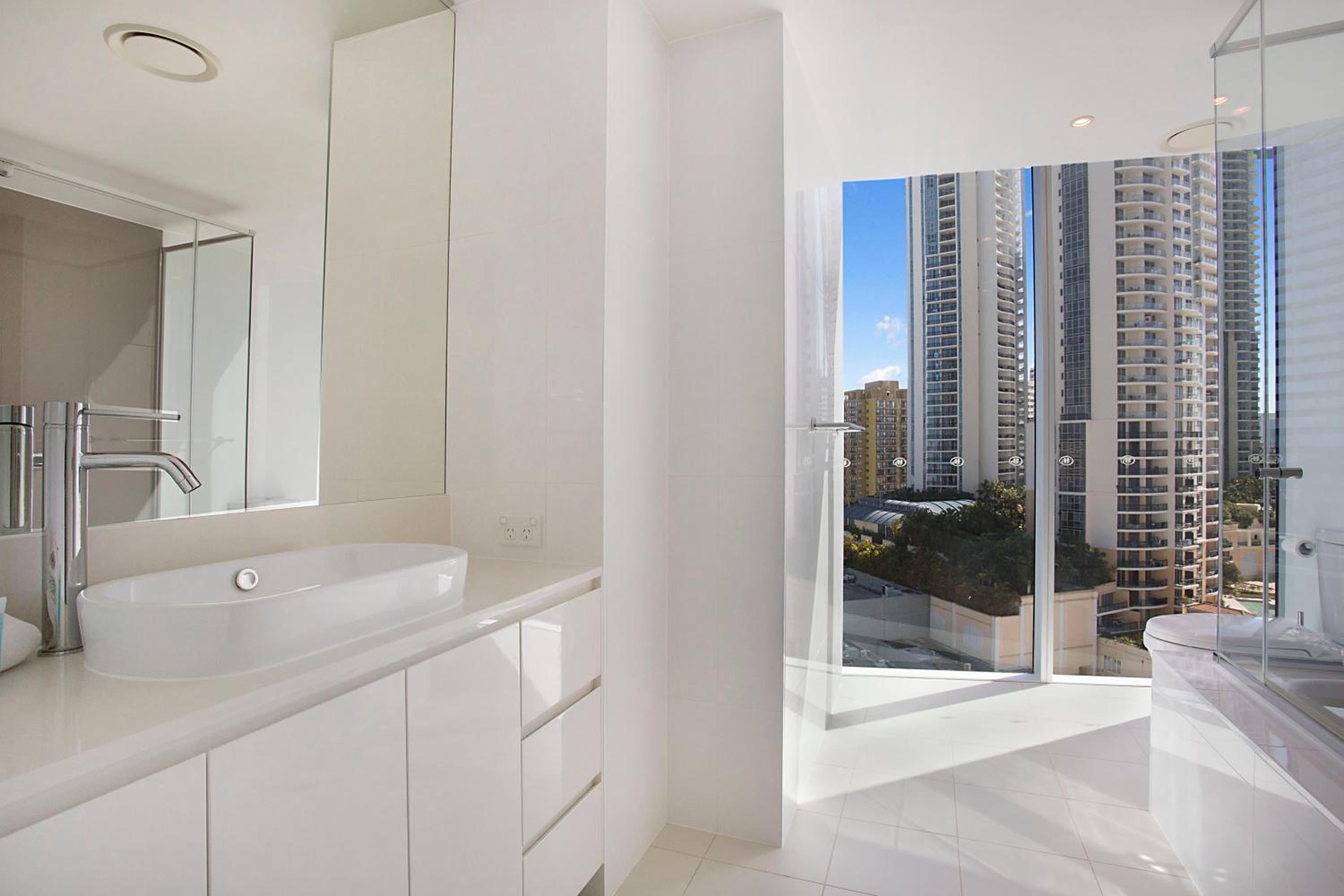 Number 1 H Residences - WiFi, Parking & More by Gold Coast Holidays