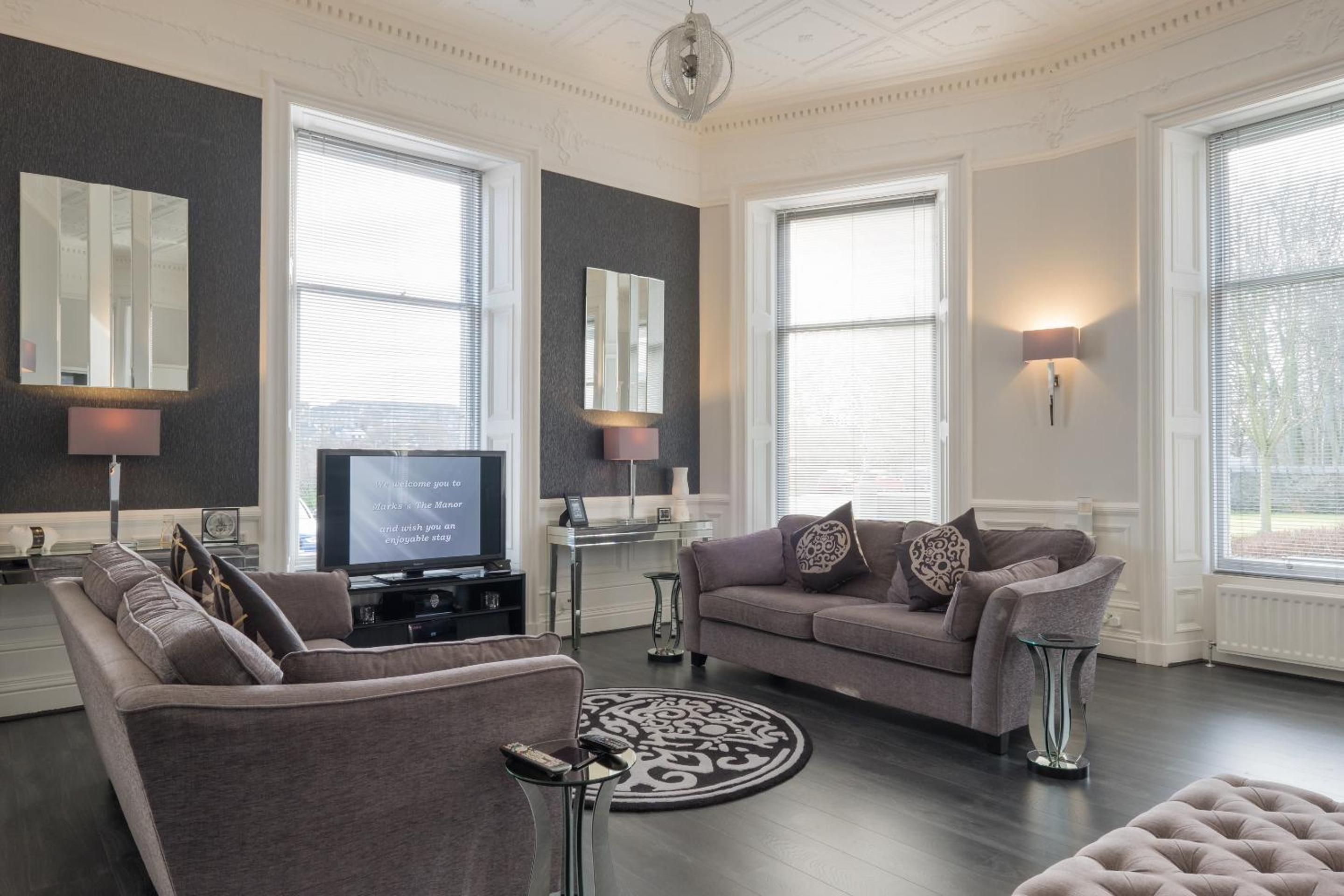 Marks At The Manor Luxury Riverside Apartments - Sleeps up to 4, with Parking and Sky TV
