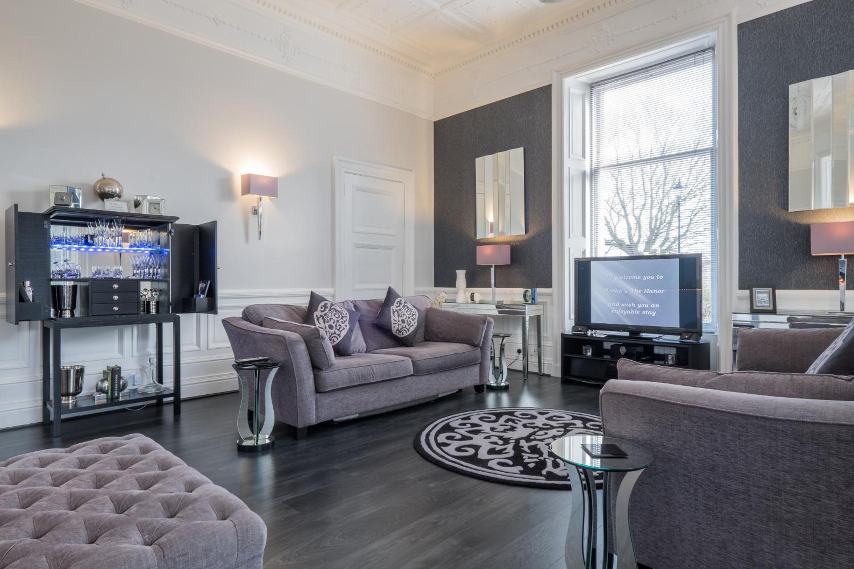 Marks At The Manor Luxury Riverside Apartments - Sleeps up to 4, with Parking and Sky TV