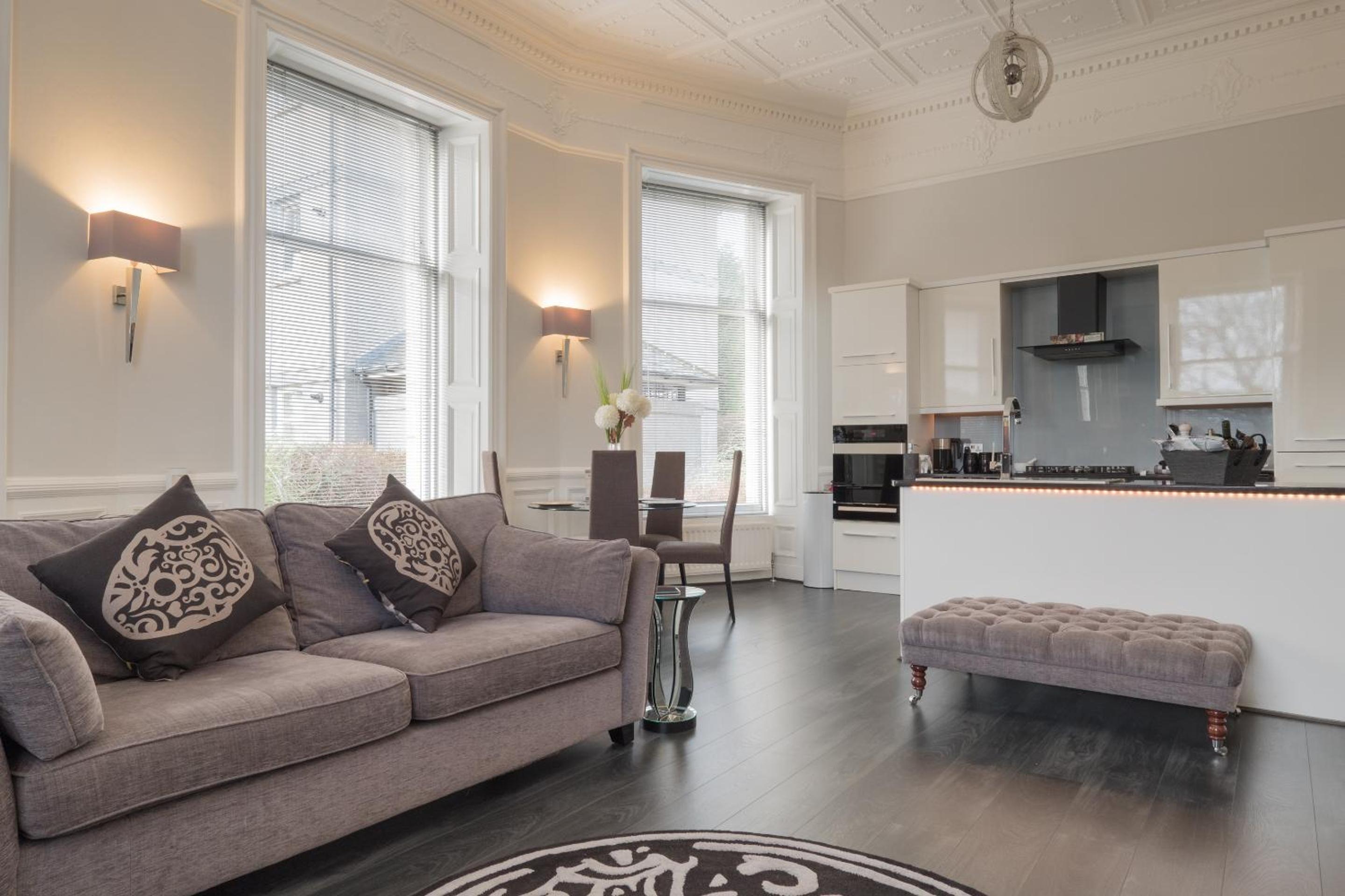 Marks At The Manor Luxury Riverside Apartments - Sleeps up to 4, with Parking and Sky TV
