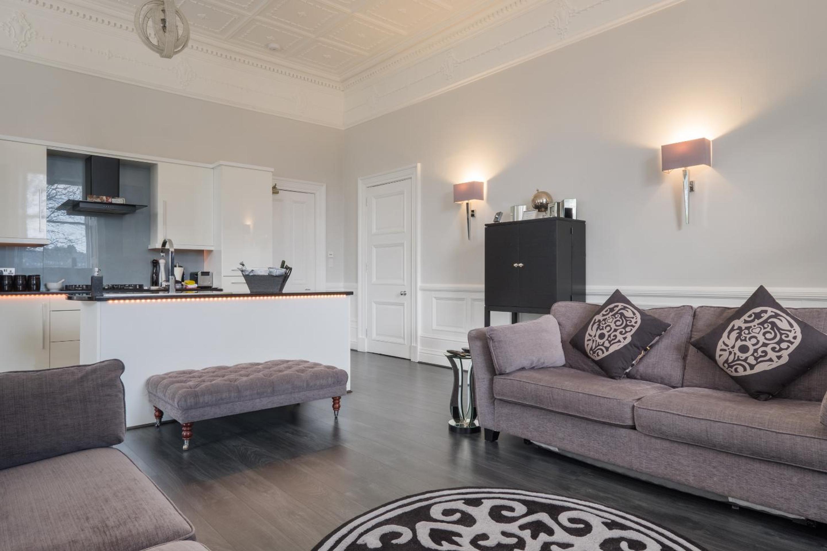 Marks At The Manor Luxury Riverside Apartments - Sleeps up to 4, with Parking and Sky TV