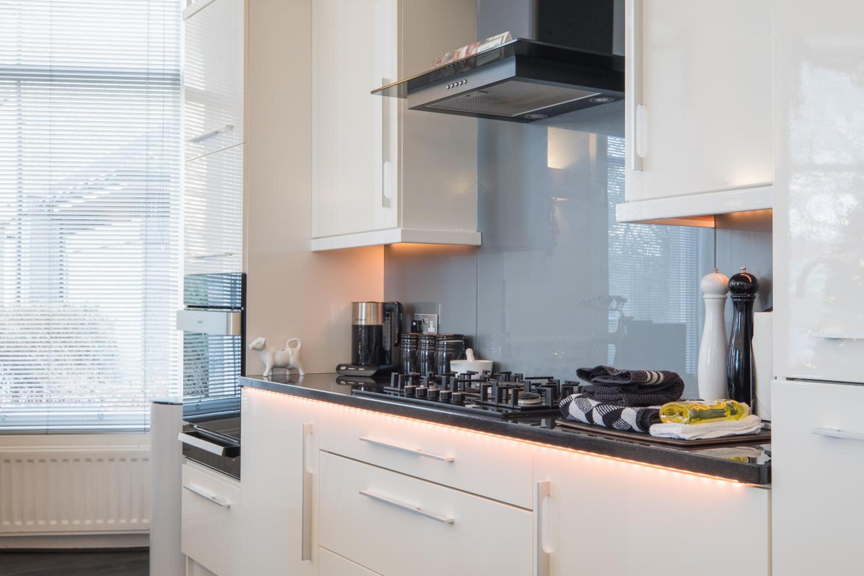 Marks At The Manor Luxury Riverside Apartments - Sleeps up to 4, with Parking and Sky TV