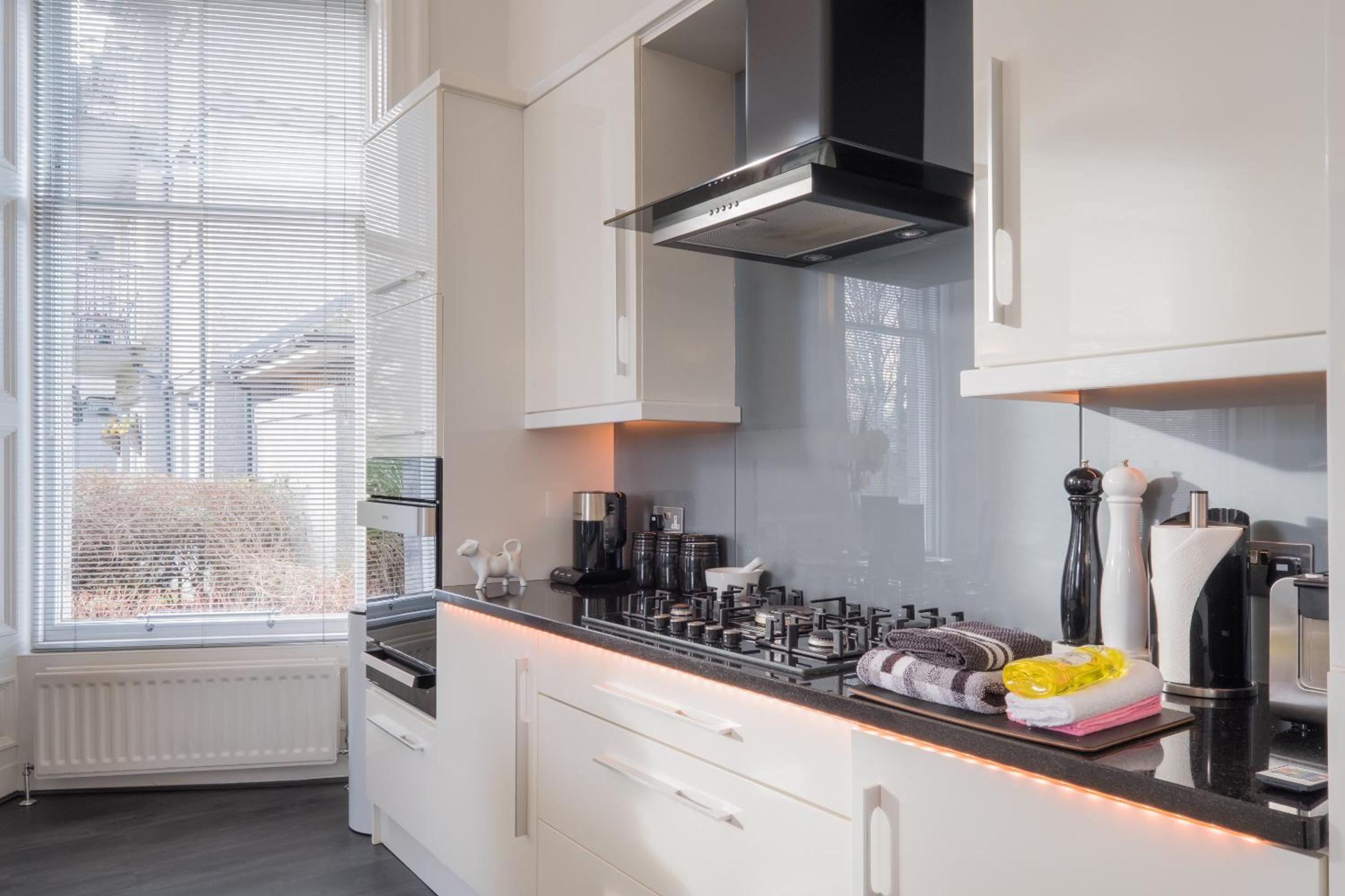 Marks At The Manor Luxury Riverside Apartments - Sleeps up to 4, with Parking and Sky TV