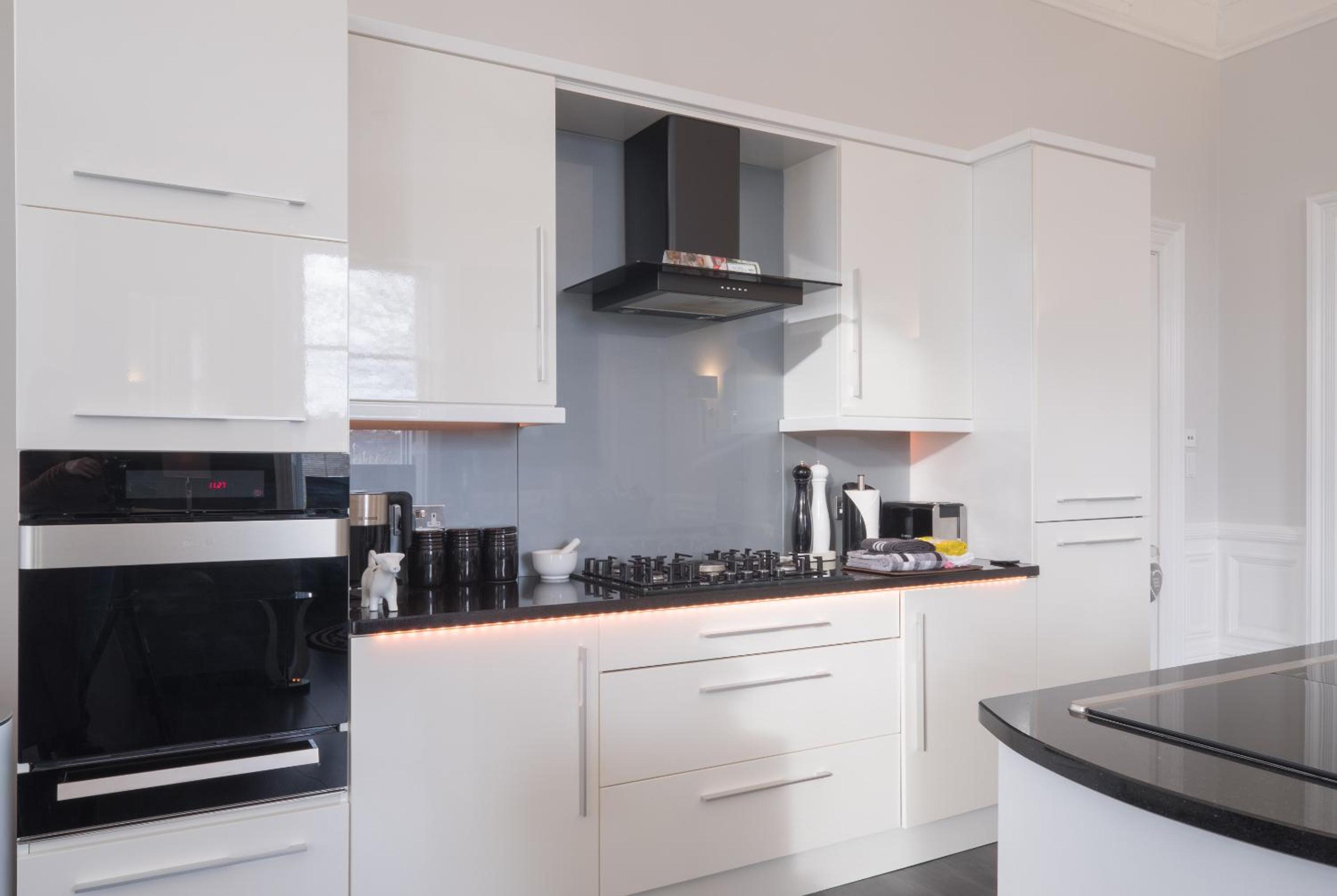 Marks At The Manor Luxury Riverside Apartments - Sleeps up to 4, with Parking and Sky TV