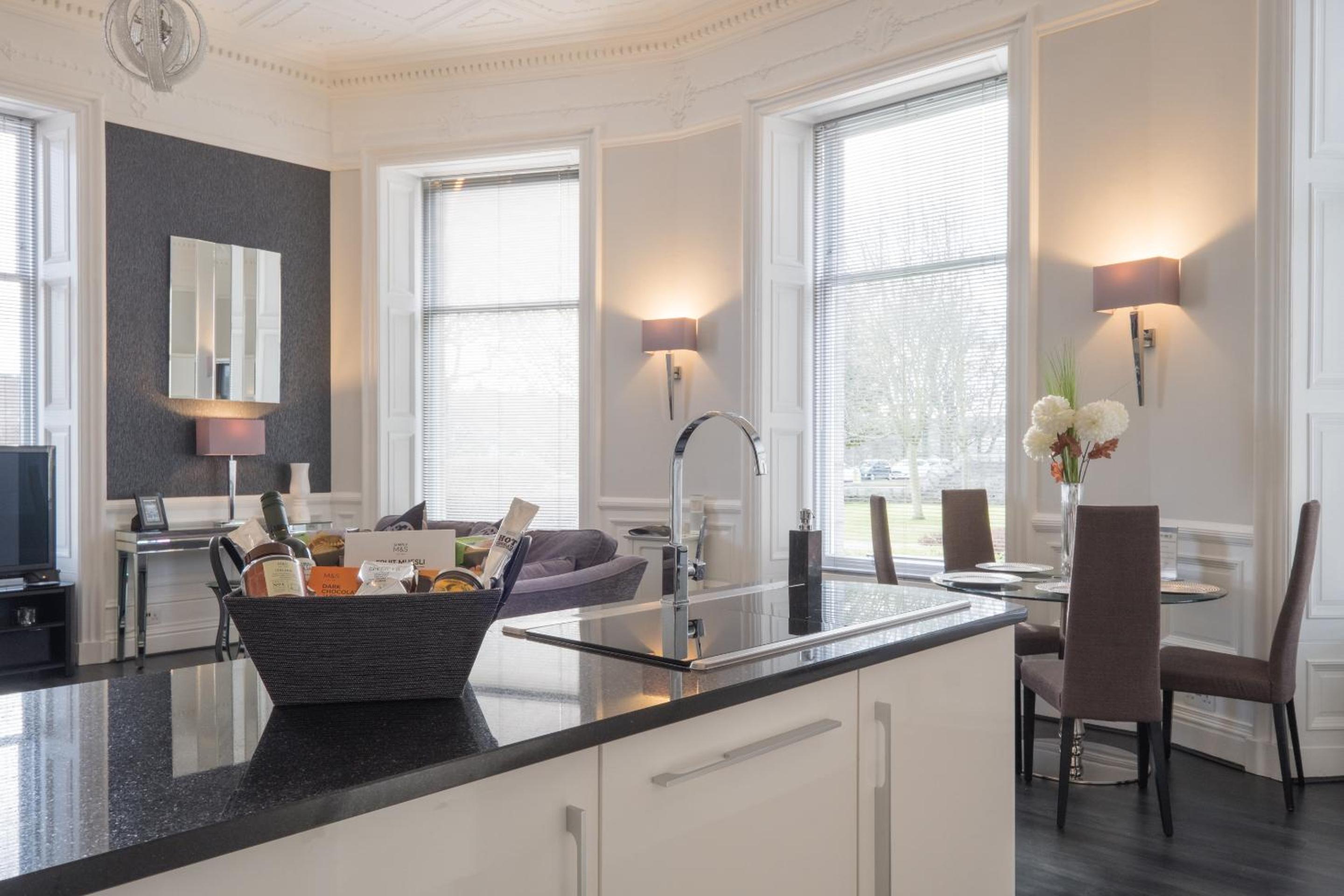 Marks At The Manor Luxury Riverside Apartments - Sleeps up to 4, with Parking and Sky TV