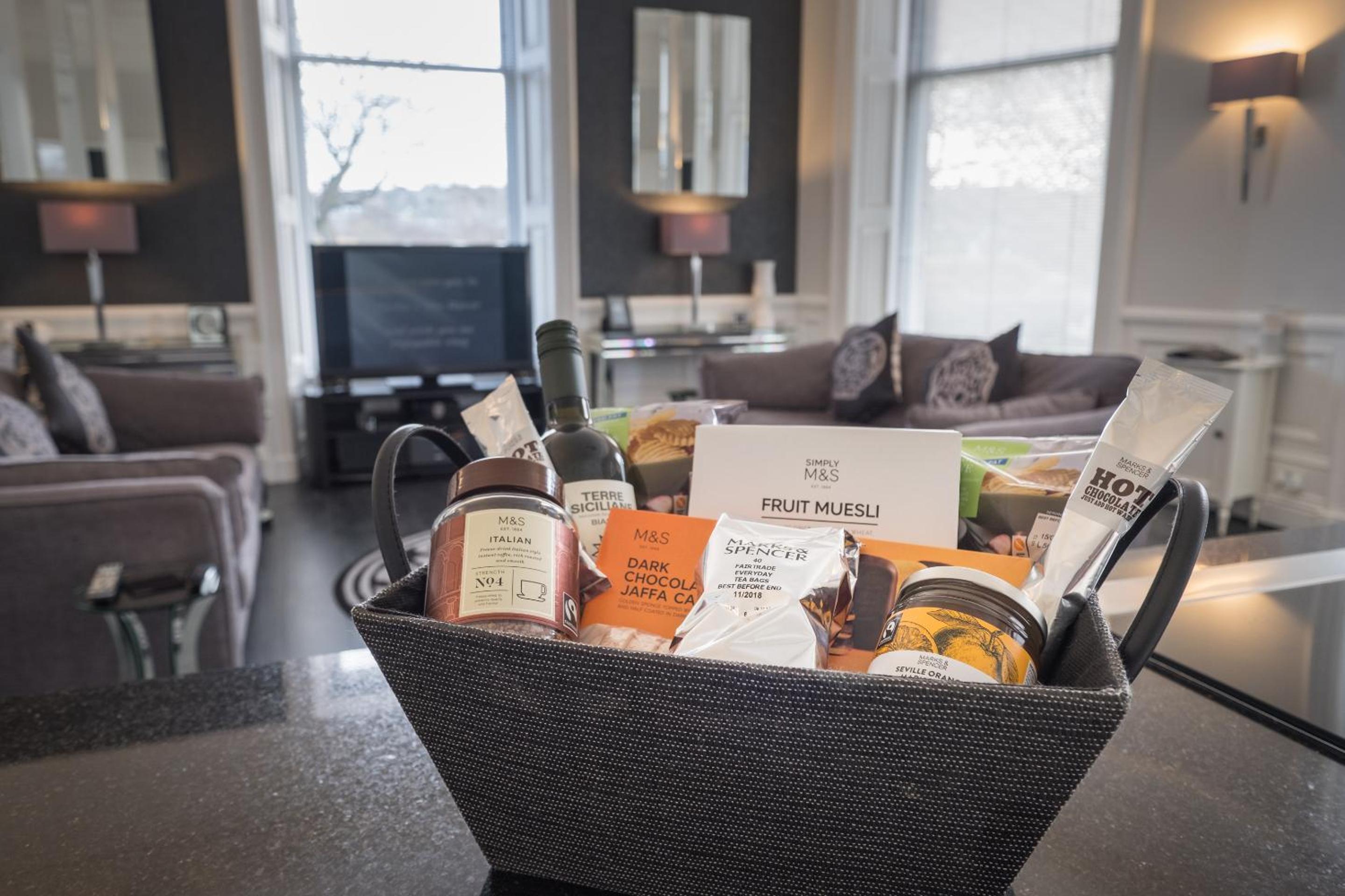 Marks At The Manor Luxury Riverside Apartments - Sleeps up to 4, with Parking and Sky TV