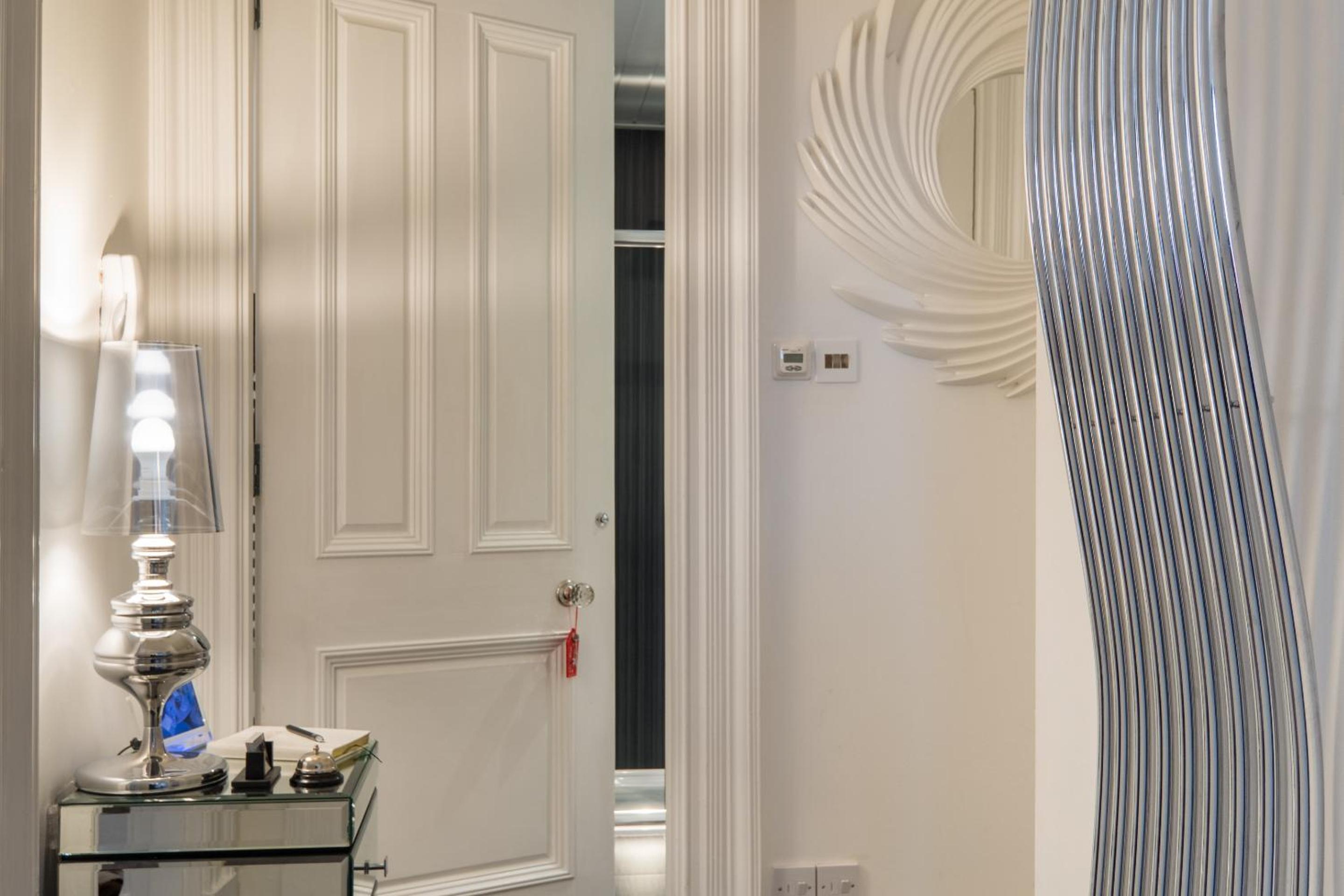 Marks At The Manor Luxury Riverside Apartments - Sleeps up to 4, with Parking and Sky TV