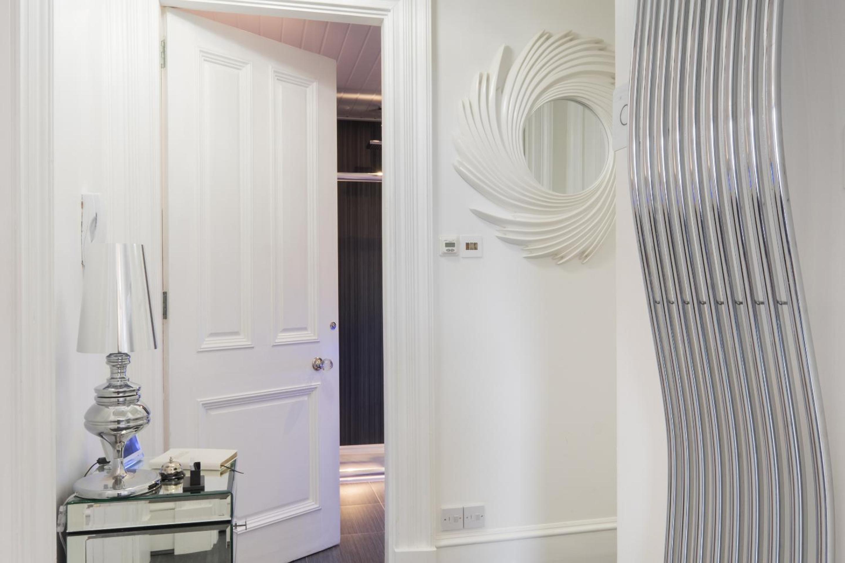 Marks At The Manor Luxury Riverside Apartments - Sleeps up to 4, with Parking and Sky TV