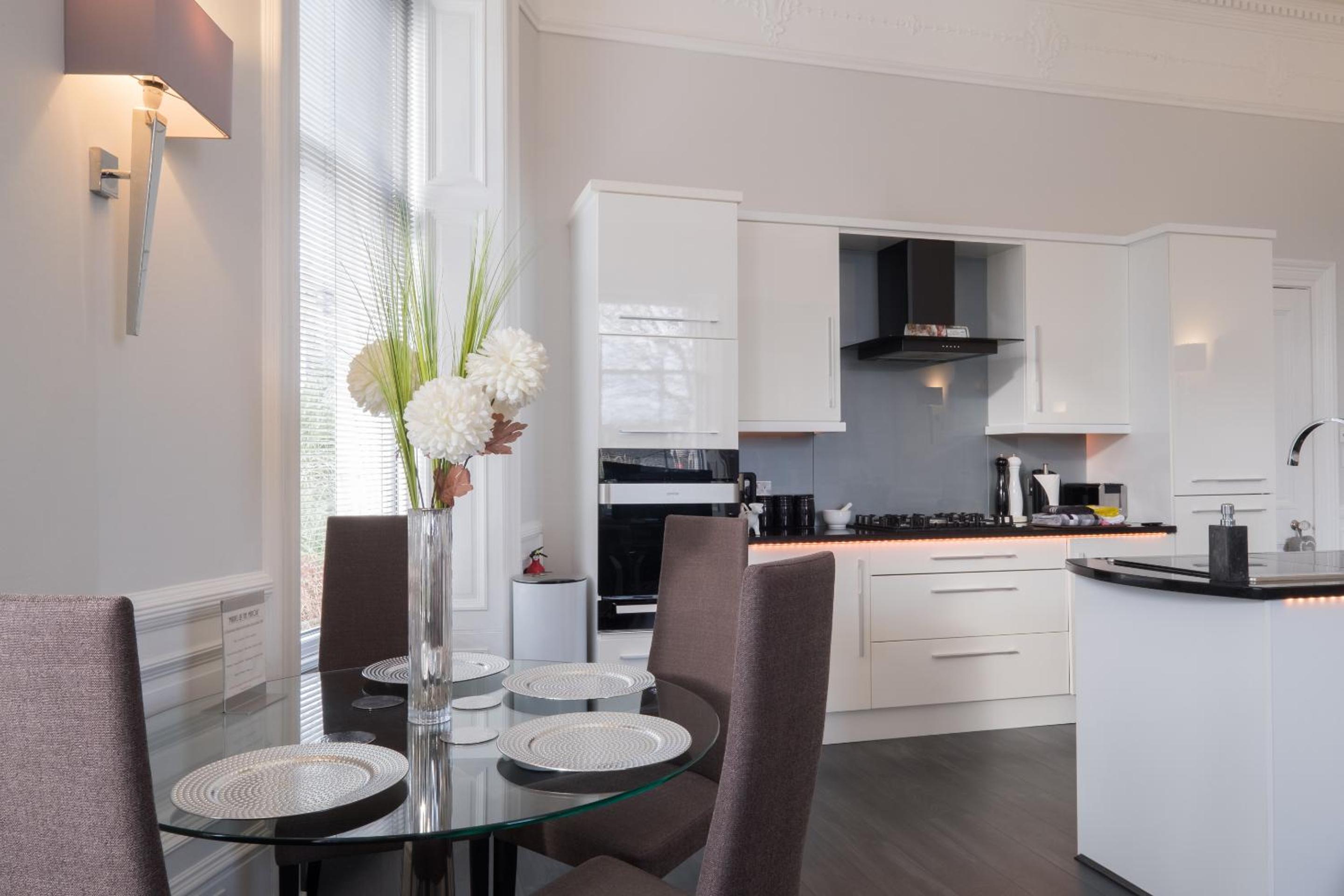 Marks At The Manor Luxury Riverside Apartments - Sleeps up to 4, with Parking and Sky TV
