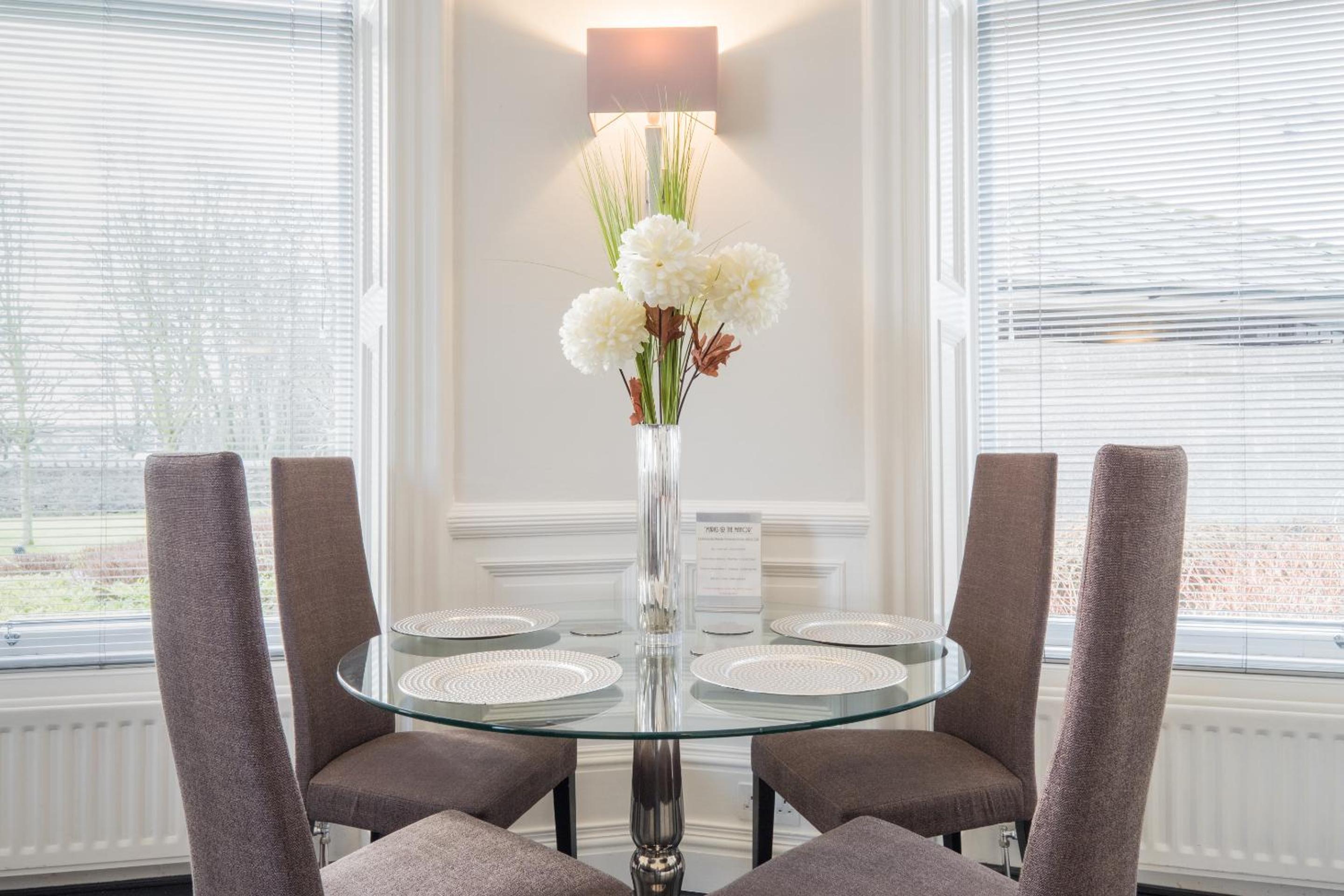 Marks At The Manor Luxury Riverside Apartments - Sleeps up to 4, with Parking and Sky TV