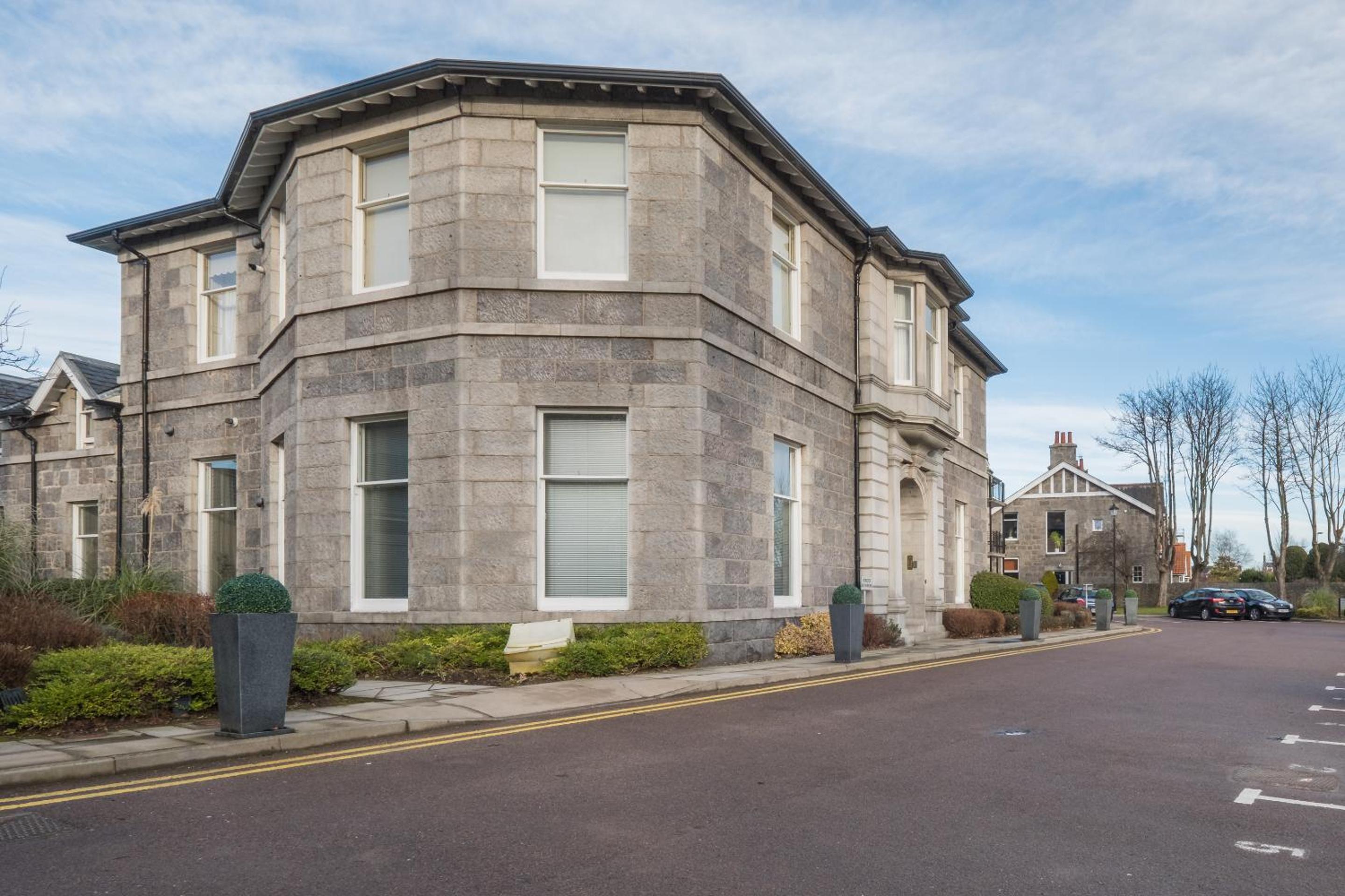 Marks At The Manor Luxury Riverside Apartments - Sleeps up to 4, with Parking and Sky TV