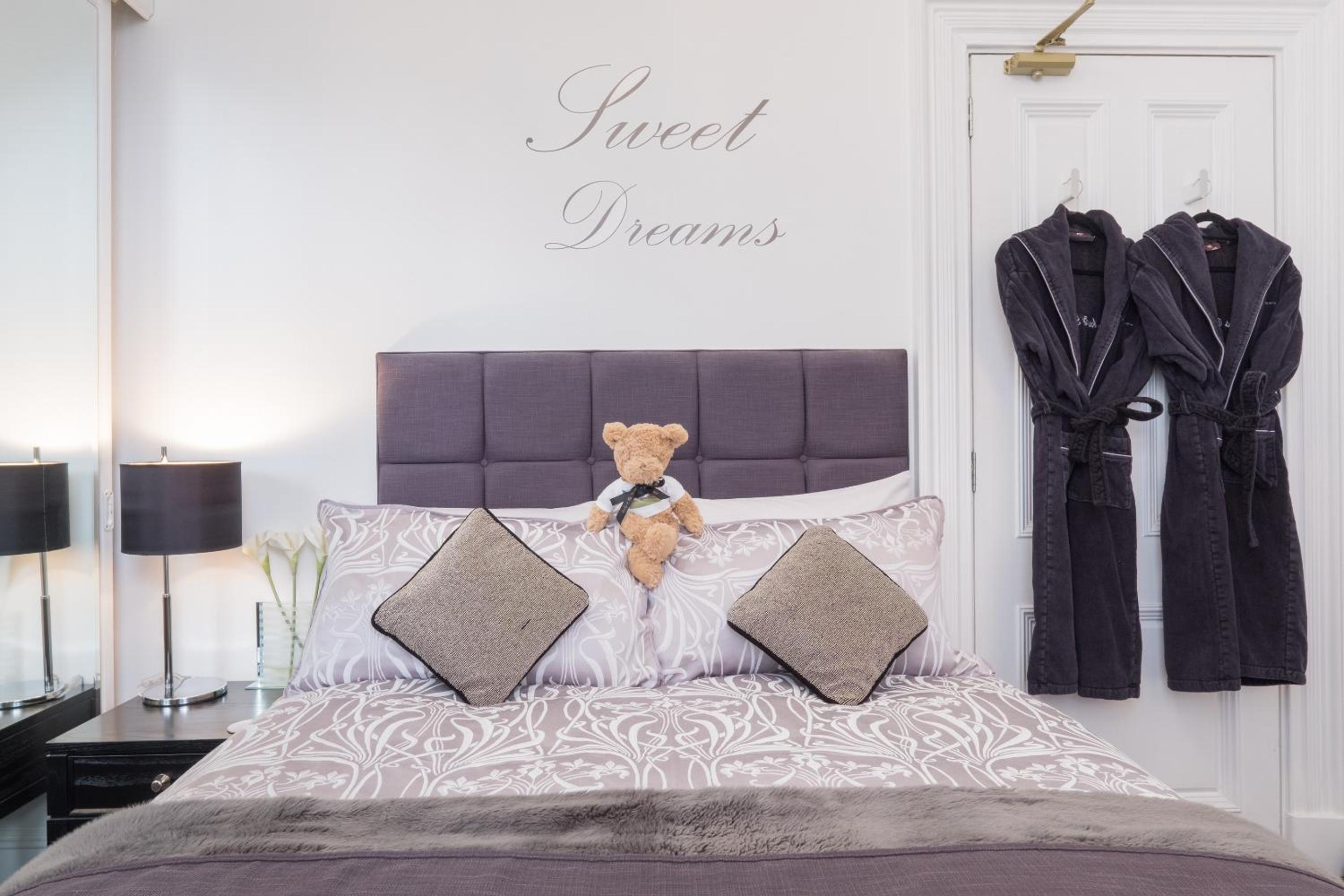 Marks At The Manor Luxury Riverside Apartments - Sleeps up to 4, with Parking and Sky TV