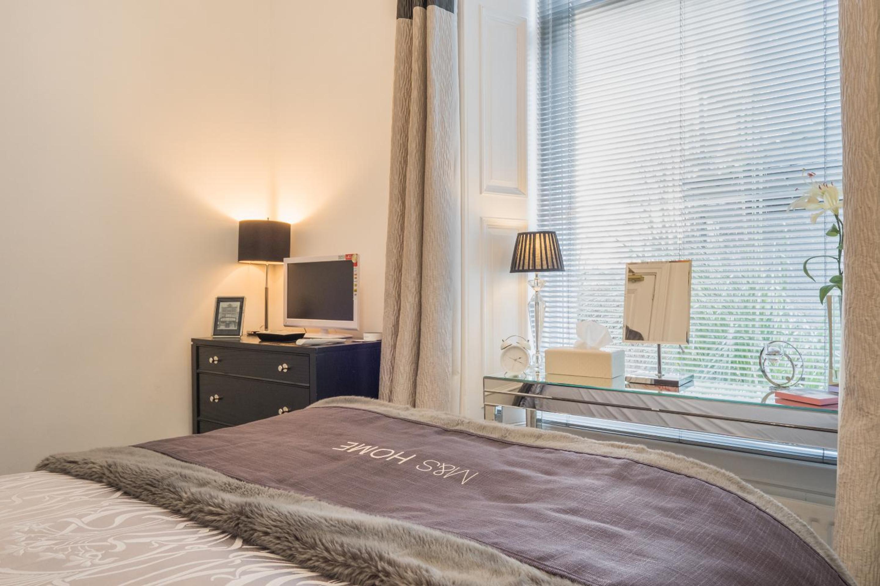 Marks At The Manor Luxury Riverside Apartments - Sleeps up to 4, with Parking and Sky TV