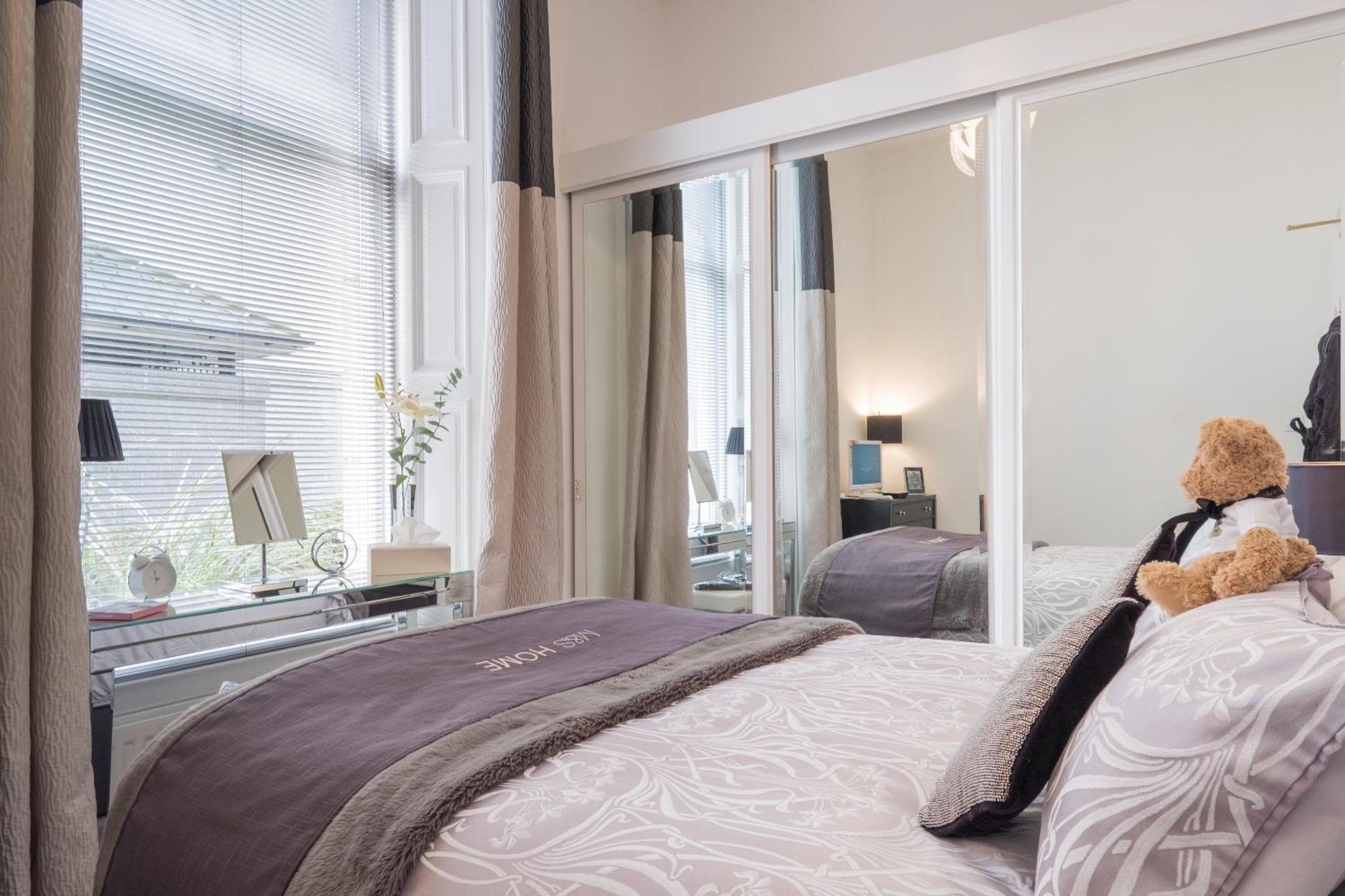 Marks At The Manor Luxury Riverside Apartments - Sleeps up to 4, with Parking and Sky TV