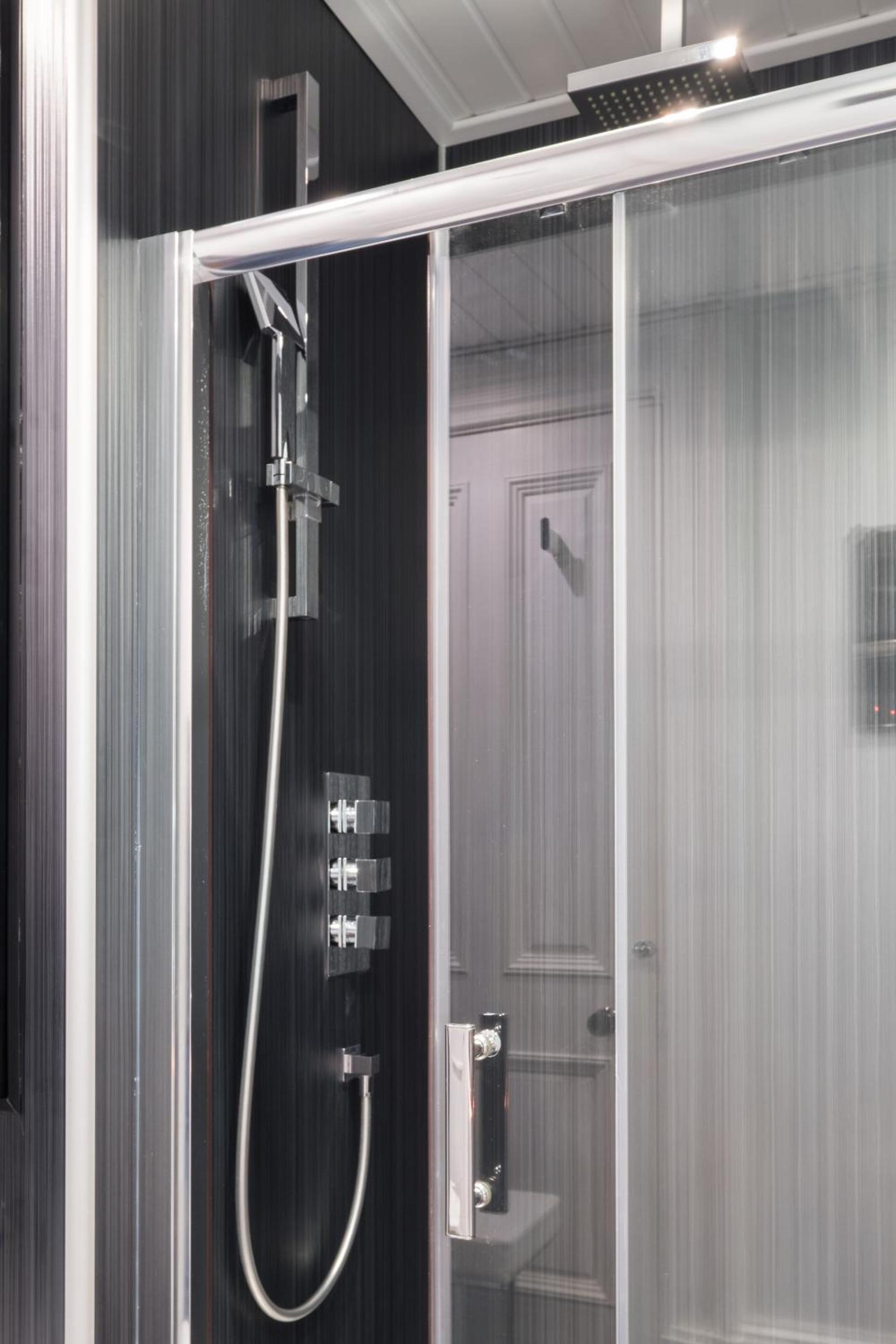 Marks At The Manor Luxury Riverside Apartments - Sleeps up to 4, with Parking and Sky TV