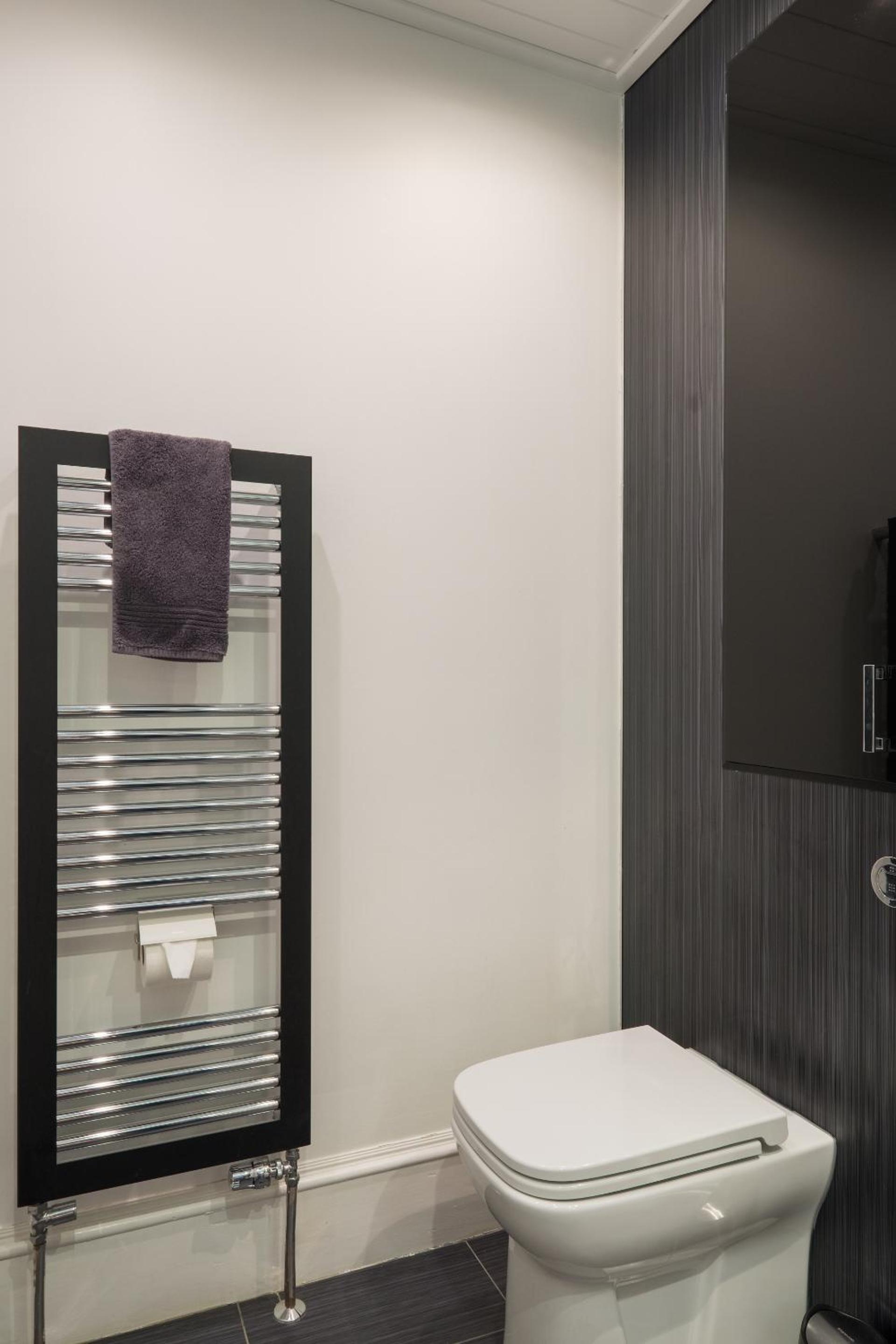 Marks At The Manor Luxury Riverside Apartments - Sleeps up to 4, with Parking and Sky TV