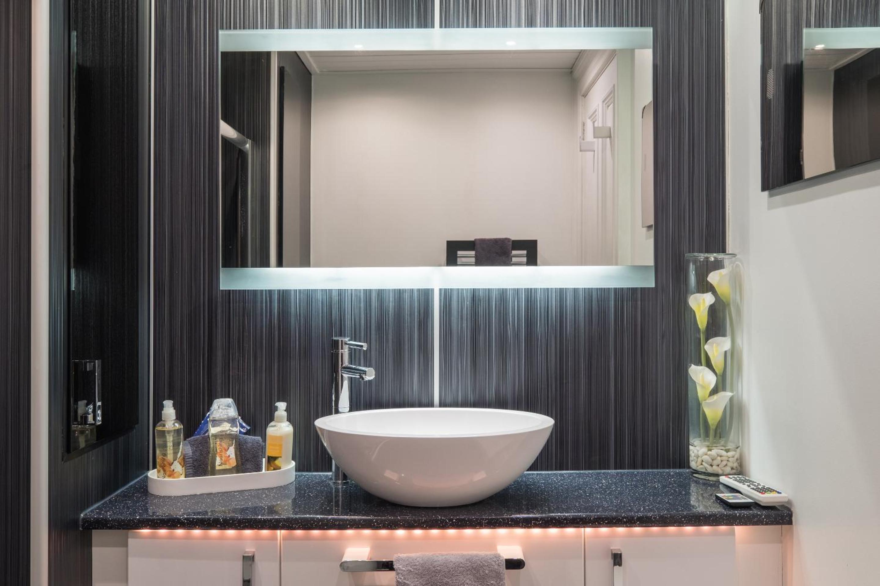 Marks At The Manor Luxury Riverside Apartments - Sleeps up to 4, with Parking and Sky TV