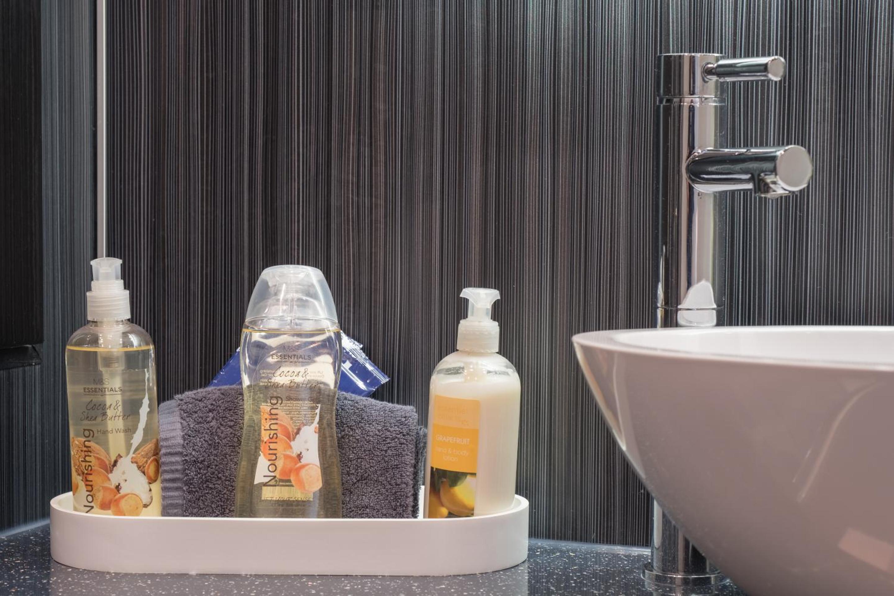 Marks At The Manor Luxury Riverside Apartments - Sleeps up to 4, with Parking and Sky TV