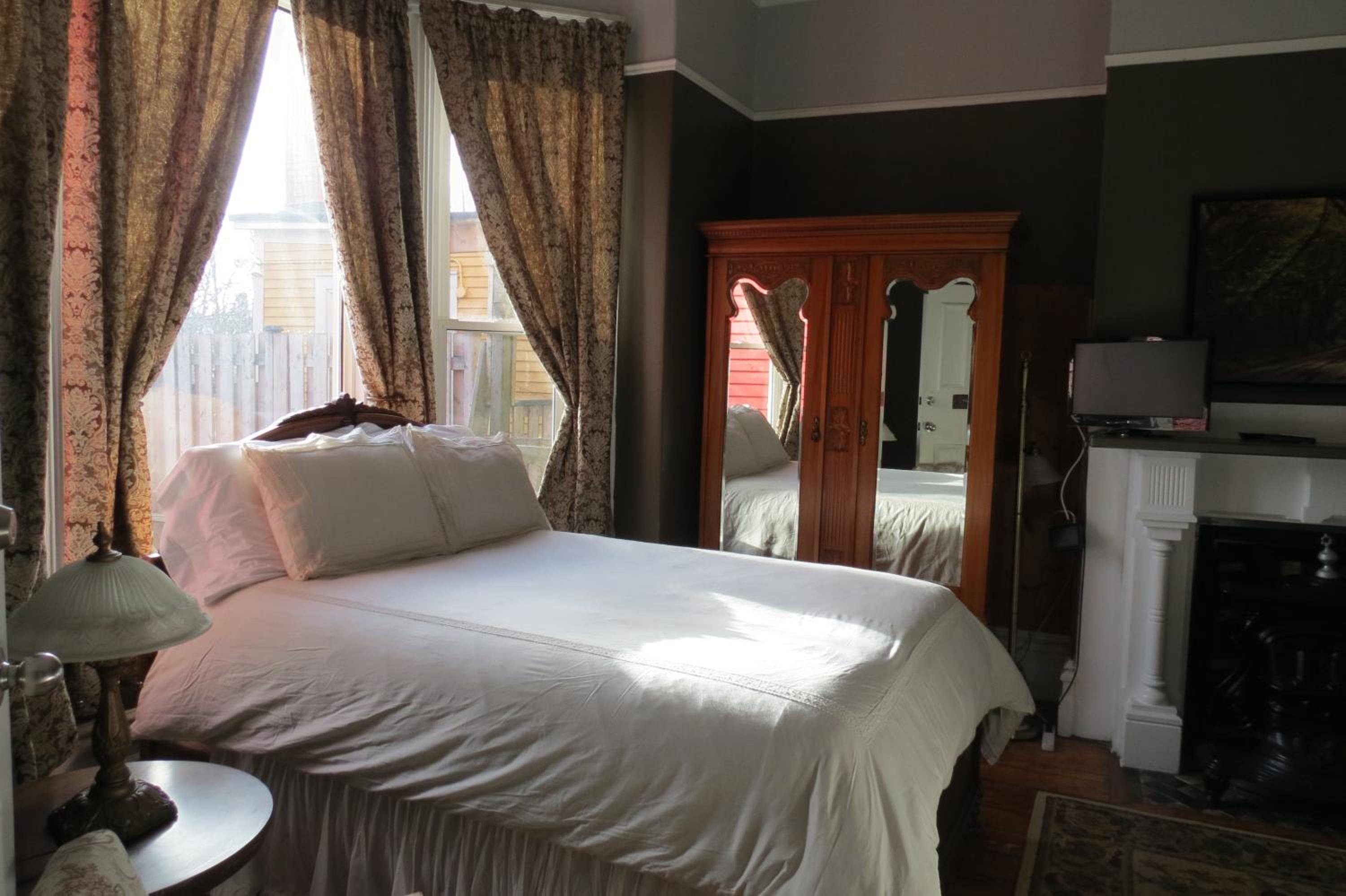 The Roses Heritage Inn