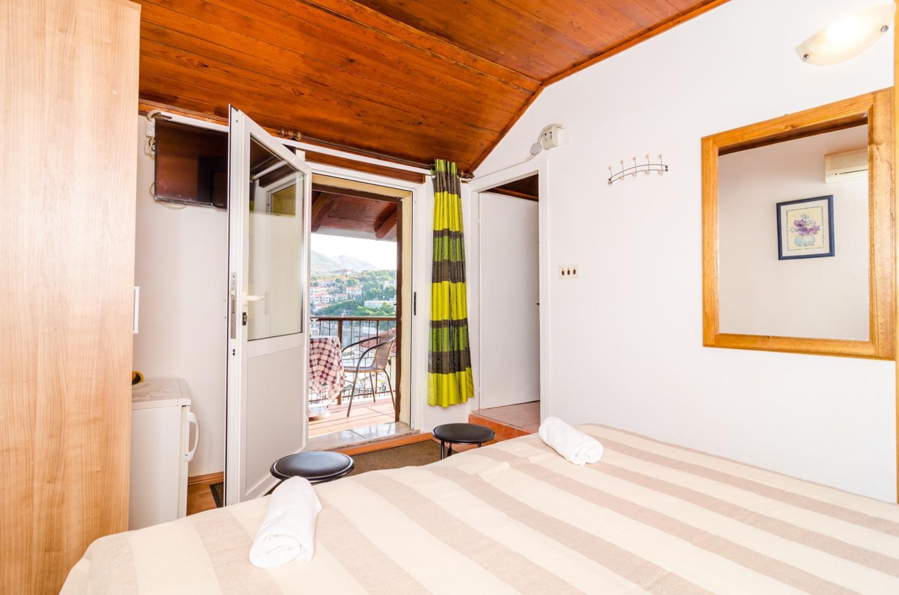 Apartments & Rooms Mihajica